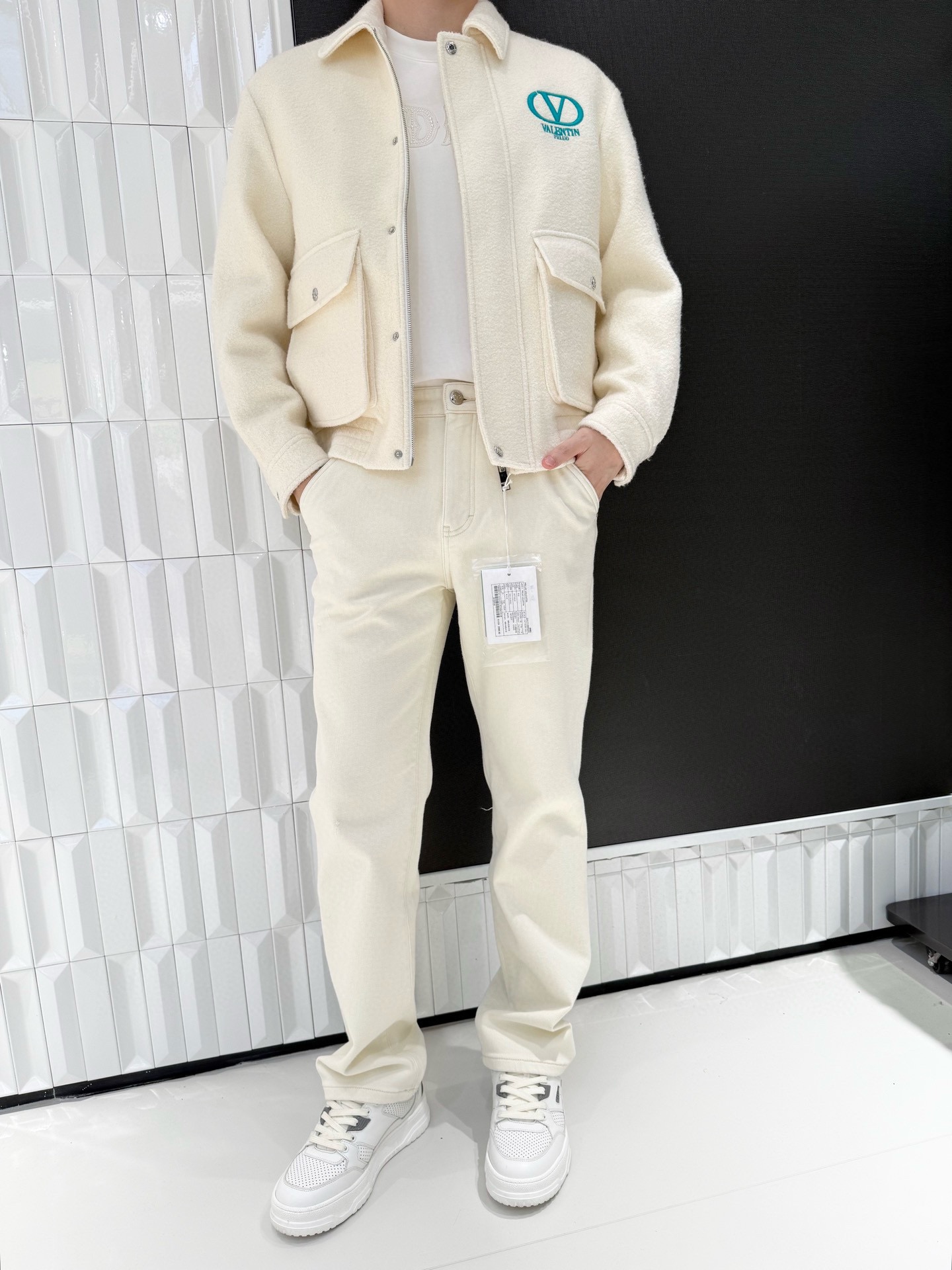 NO:656059,Valentino 2025 high-end new jacket!  It is made of fine and skin-friendly wool blended fabric, which is soft and fluffy to the touch. It has both warmth retention and breathability. It can resist the coolness when worn in autumn and winter without causing a sticky feeling. The fabric texture is exquisite, visually showing a high-end texture, and it is not easy to pill and deform after long-term wear. The classic lapel version is neat and stylish, modifying the neck line, and easily creating a capable aura; the zipper + button double placket design not only improves the convenience of putting on and taking off, but also increases the convenience of wearing it.  Strong modeling layering. The contrasting embroidered logo on the chest is highly recognizable, injecting vitality into the simple off-white tone; the large pockets on both sides not only meet practical storage needs, but also optimize the body proportions through three-dimensional tailoring, making the overall shape more three-dimensional. Size: 48-56 (model 180/140 wears 50, with Hong Kong Lane Crawford gift box packaging),, valentino, jackets  & coats,alexander wang19860909华伦天奴2025高端新款夹克！采用细腻亲肤的羊毛混纺面料,触感柔软蓬松,兼具保暖性与透气性,秋冬穿着既能抵御凉意,又不会产生闷热黏腻感；面料纹理精致,视觉上尽显高级质感,久穿不易起球变形.经典翻领版型利落有型,修饰颈部线条,轻松塑造干练气场；拉链+纽扣双门襟设计,既提升穿脱便利性,又增强造型层次感.胸前撞色刺绣标识极具辨识度,为简约米白色调注入活力亮点；两侧大口袋不仅满足实用储物需求,更通过立体剪裁优化身形比例,让整体造型更具立体感.码数:48-56(模特180/140穿50,配香港连卡佛礼盒包装),,valentino,jackets & coats,alexander wang,Men's clothing