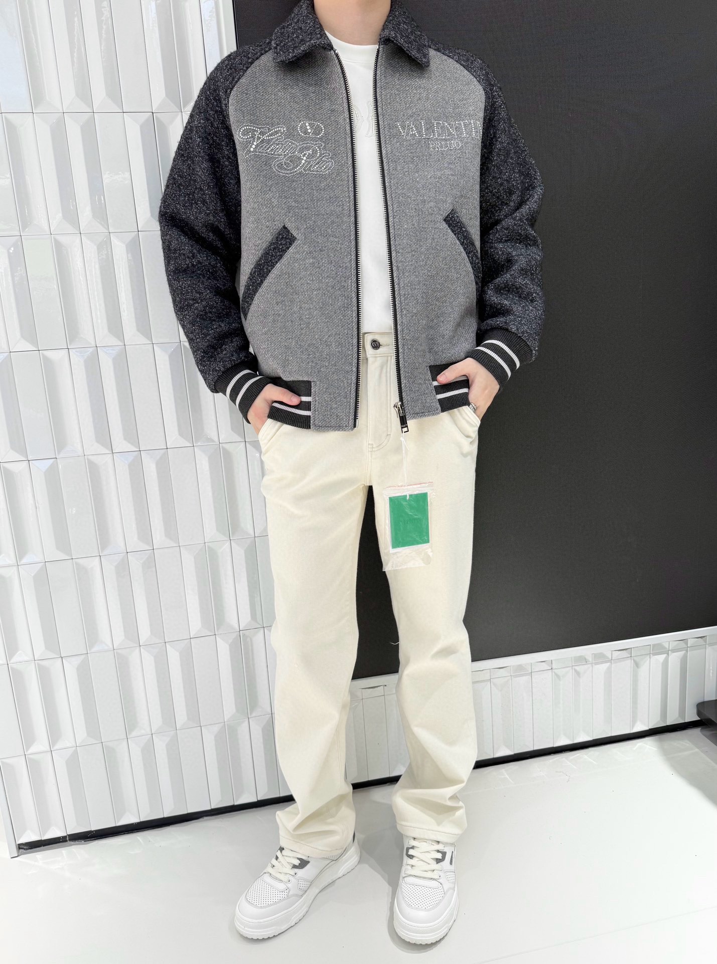 NO:656065,Valentino-2025 high-end new jacket!  Made of blended wool fabric, the texture is thick and soft, with both warm properties and light luxury touch. It can effectively resist the coolness in autumn and winter, and bid farewell to the thin feeling. The contrasting color splicing (dark gray sleeves + light gray body) is neat and eye-catching, and the rib design on the collar and cuffs fits the body shape and is windproof. The diamond letters and brand embroidery on the chest are embellished to enhance the recognition and become a retro baseball uniform.  The silhouette is infused with exquisite details. The silhouette of the retro baseball uniform is suitable for multiple styles. It not only retains the casual street feel, but also can easily connect to light business or urban fashion scenes because of the woolen material and exquisite decoration. Size 48-56 (model 180/140 wears 50, comes with Hong Kong Lane Crawford gift box packaging),, valentino, jackets  & coats,alexander wang19860909华伦天奴-2025高端新款外套！采用混纺毛呢面料,质感厚实且柔软,兼具温暖属性与轻奢触感,秋冬季节能有效抵御凉意,告别单薄感.撞色拼接（深灰袖身+浅灰主体）利落吸睛,领口、袖口的罗纹设计贴合身形又防风；胸前烫钻字母与品牌刺绣点缀,提升辨识度的同时,为复古棒球服版型注入精致细节.复古棒球服轮廓适配多元风格,既保留休闲随性的街头感,又因毛呢材质与精致装饰,能轻松衔接轻商务或都市时尚场景.码数48-56（模特180/140穿50,配香港连卡佛礼盒包装）,,valentino,jackets & coats,alexander wang,Men's clothing