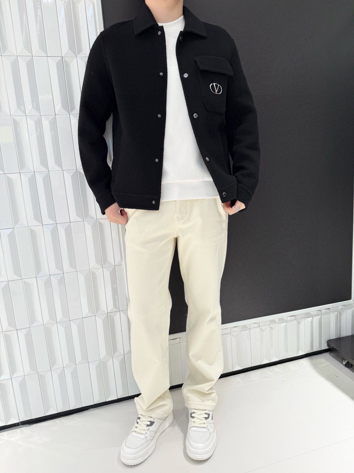 NO:656053,Valentino-2025 high-end new jacket!  Made of high-quality wool fabric, it feels soft and fluffy like clouds. It has both warmth and temperature locking as well as skin-friendly breathability. It can keep you warm in autumn and winter without feeling stuffy. At the same time, the fabric has a fine texture and is visually more advanced. The classic lapel design is neat and stylish, and it modifies the neck line.  The strips easily create a smart look; metal buttons adorn the placket, which are full of texture and not easy to fall off, improving the overall sophistication. The large chest pocket not only has a practical storage function, but the brand logo embroidery on the pocket also shows off the style in a low-key way, allowing the simple style to hide the design ingenuity.  Pure black is a timeless classic that can be adapted to a variety of inner wear and bottoms, easily blending into different styles of outfit combinations. Size: 48-56 (model 180/140 wears 50, with Hong Kong Lane Crawford gift box packaging), valentino, jackets & coats, alexander wang19860909华伦天奴-2025高端新款外套！选用高品质羊毛面料,触感柔软蓬松如云朵,兼具温暖锁温与亲肤透气性,秋冬穿着既保暖又不会产生闷热感,同时面料纹理细腻,视觉上更显高级质感.经典翻领设计利落有型,修饰颈部线条,轻松打造干练气质；金属纽扣点缀门襟,质感十足且不易脱落,提升整体精致度.胸前大口袋不仅具备实用储物功能,口袋上的品牌标识刺绣更是低调彰显格调,让简约款型暗藏设计巧思. 纯黑色调是永不过时的经典,可适配各种内搭与下装,轻松融入不同风格的穿搭组合.码数:48-56(模特180/140穿50,配香港连卡佛礼盒包装),,valentino,jackets & coats,alexander wang,Men's clothing