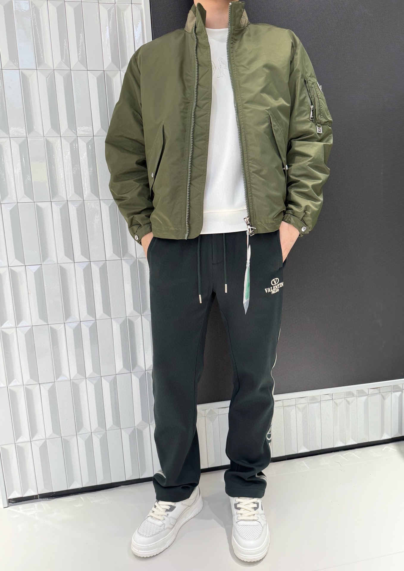 NO:656071,Valentino-2025 high-end new double-sided down jacket!  It is made of high-density windproof and waterproof nylon fabric with a smooth and wrinkle-resistant surface, which can effectively resist the cold wind and light rain in autumn and winter. It is filled with high-quality down, has high fluffiness, strong warmth retention, lightweight and no weight-bearing feeling, achieving a 'light and warm' wearing experience. Stand-up collar zipper design  Neat and stylish, the zipper is smooth and not stuck, and the stand-up collar can be folded freely, which can not only protect the wind and protect the neck, but also create different styles and layers. The iconic pockets on the sleeves and arms + metal zipper decoration reproduce the classic elements of the flight jacket, adding a trendy and cool recognition, and the oblique slots on both sides  The bag is practical and beautiful, with both storage function and styling embellishment. The interior is designed with a detachable vest. The olive green color is retro and versatile, easily adaptable to various inner wear and bottoms, breaking the boring feeling of winter wear. The loose shoulder design is very tolerant to the body shape and is not picky.  The figure is slim, while retaining enough space to wear a thick sweater to meet the multi-layered needs of autumn and winter. Size 48-54 (model 180/140 wears 50, comes with Hong Kong Lane Crawford gift box packaging), valentino, jackets  & coats,jackets & coats,sweaters,down jacket,alexander wang19860909华伦天奴-2025高端新款双面羽绒外套！采用高密度防风防水尼龙面料,表面光滑抗皱,能有效抵御秋冬寒风与小雨侵袭；填充优质羽绒,蓬松度高、保暖性强,轻量无负重感,实现“轻暖兼具”的穿着体验.立领拉链设计利落有型,拉链顺滑不卡顿,立领可自由翻折,既能防风护颈,又能打造不同造型层次感.袖臂标志性口袋+金属拉链装饰,复刻飞行夹克的经典元素,增添潮酷辨识度,两侧斜插口袋实用美观,兼具储物功能与造型点缀.内里更是可拆卸马甲设计.橄榄绿配色复古又百搭,轻松适配各种内搭与下装,打破冬季穿搭的沉闷感.宽松落肩版型对身形包容性强,不挑身材,同时保留足够空间内搭厚毛衣,满足秋冬多层次穿搭需求.码数48-54(模特180/140穿50,配香港连卡佛礼盒包装),,valentino,jackets & coats,jackets & coats,sweaters,down jacket,alexander wang,Men's clothing