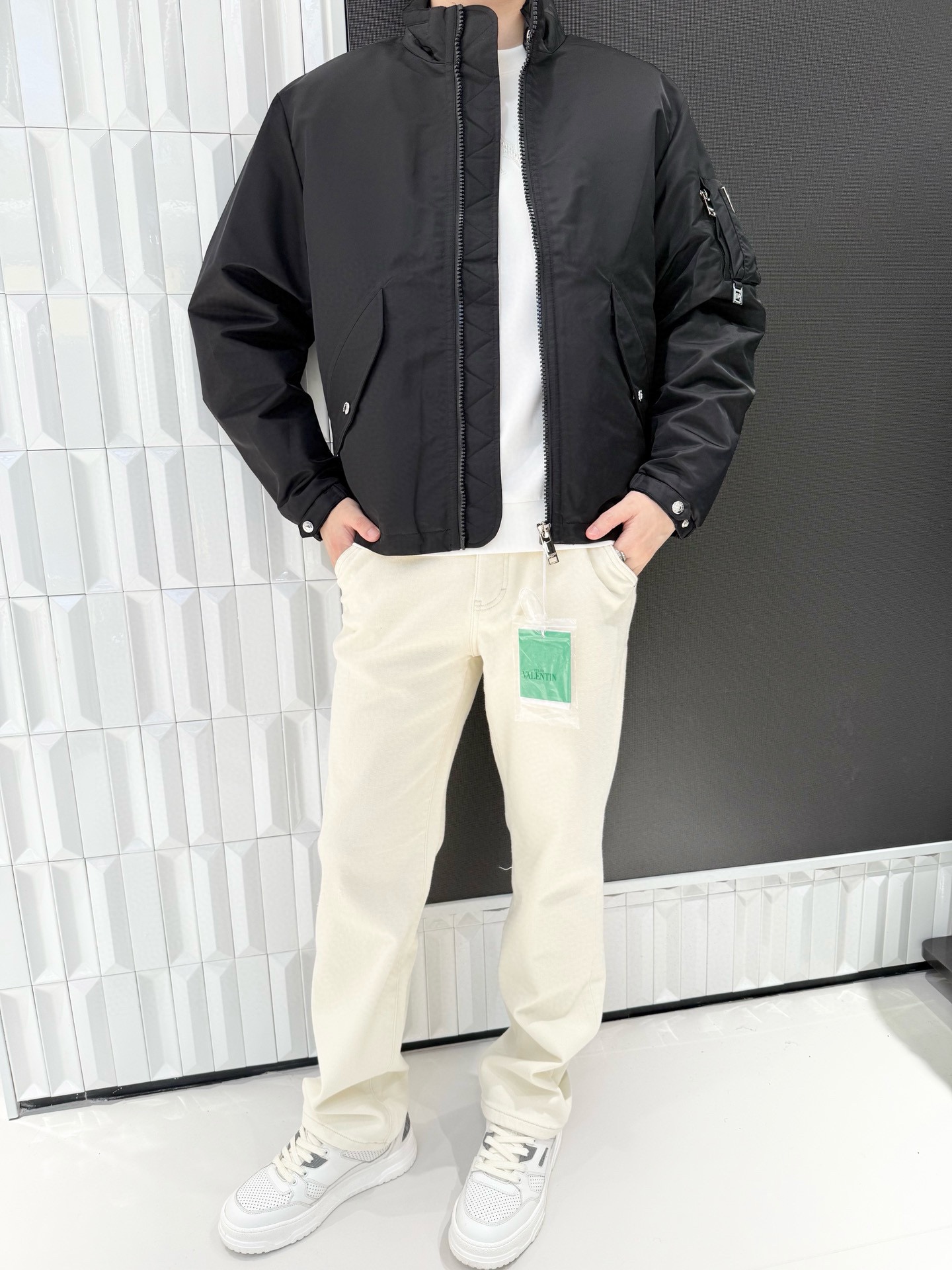 NO:656077,Valentino-2025 high-end new double-sided down jacket!  Made of high-density windproof and waterproof nylon fabric, the surface is smooth and anti-wrinkle, which can effectively resist the cold wind and light rain in autumn and winter. The interior is filled with high-quality down, which has high fluffiness, strong warmth retention, lightweight and no weight-bearing feeling, achieving 'light and warm' wear.  The wearing experience. The stand-up collar zipper design is neat and stylish, the zipper is smooth and not stuck, the stand-up collar can be folded freely, which can not only protect the wind and protect the neck, but also create different styles and layers. The iconic pockets on the sleeve arms + metal zipper decoration replicate the classic style of the flight jacket.  Classic elements add trendy and cool recognition; the diagonal pockets on both sides are practical and beautiful, with both storage function and styling embellishment. The interior is also designed with a detachable vest, and the loose off-shoulder version is very tolerant to the body shape and is not picky, while leaving enough space to wear a thick sweater to meet the needs of multi-layered autumn and winter. Size 48-54 (model 180/140 wears 50, comes with Hong Kong Lane Crawford gift box packaging), valentino, jackets  & coats,jackets & coats,sweaters,down jacket,alexander wang19860909华伦天奴-2025高端新款双面羽绒外套！采用高密度防风防水尼龙面料,表面光滑抗皱,能有效抵御秋冬寒风与小雨侵袭；内里填充优质羽绒,蓬松度高、保暖性强,轻量无负重感,实现“轻暖兼具”的穿着体验.立领拉链设计利落有型,拉链顺滑不卡顿,立领可自由翻折,既能防风护颈,又能打造不同造型层次感.袖臂标志性口袋+金属拉链装饰,复刻飞行夹克的经典元素,增添潮酷辨识度；两侧斜插口袋实用美观,兼具储物功能与造型点缀.内里更是搭配可拆卸马甲设计,宽松落肩版型对身形包容性强,不挑身材,同时保留足够空间内搭厚毛衣,满足秋冬多层次穿搭需求.码数48-54(模特180/140穿50,配香港连卡佛礼盒包装),,valentino,jackets & coats,jackets & coats,sweaters,down jacket,alexander wang,Men's clothing