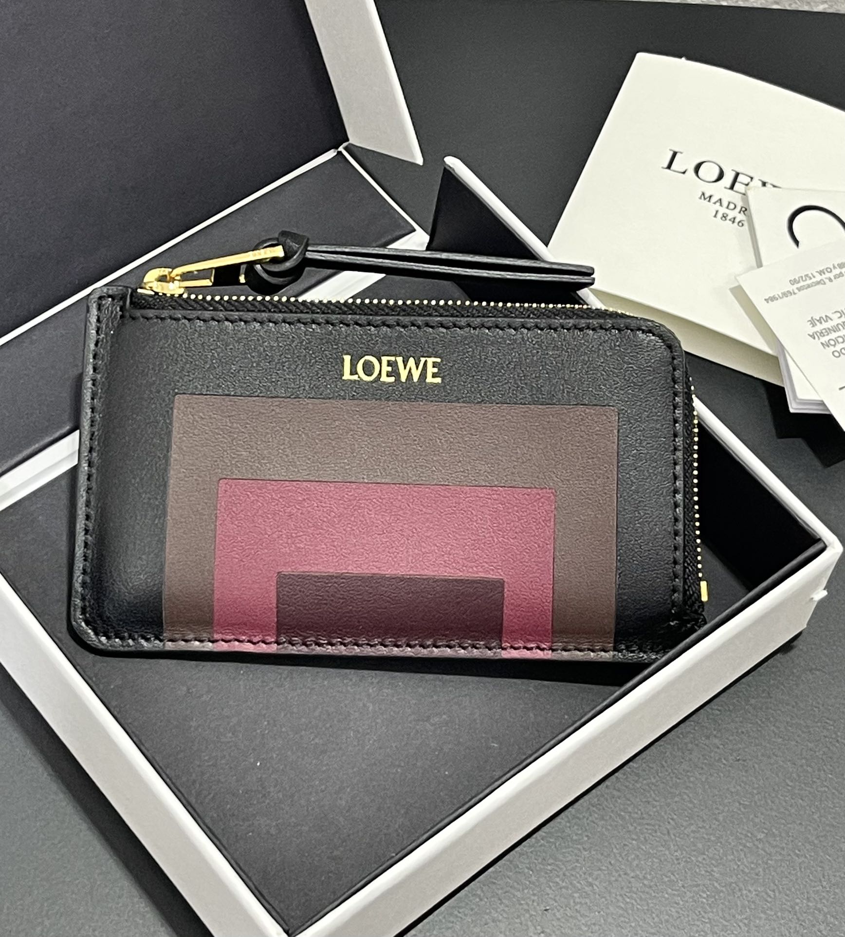 NO:674471,Josef and Anni Albers collaboration card holder made of classic Naa calfskin with inlaid square pattern, four card slots and zipper compartment. Model number 3821, size 13*7.5 (note that the pattern is inlaid and spliced, gaps are normal), Loewe wallet, loewe, wallets, cowhide19860909Josef and Anni Albers 合作款卡包 采用经典Naa小牛皮 镶嵌方形图案 四个卡位和拉链隔层. 款号3821 尺寸13*7.5（注意图案是镶嵌拼接的, 有缝隙属于正常）,罗意威钱包,loewe,wallets,cowhide,欧美剧