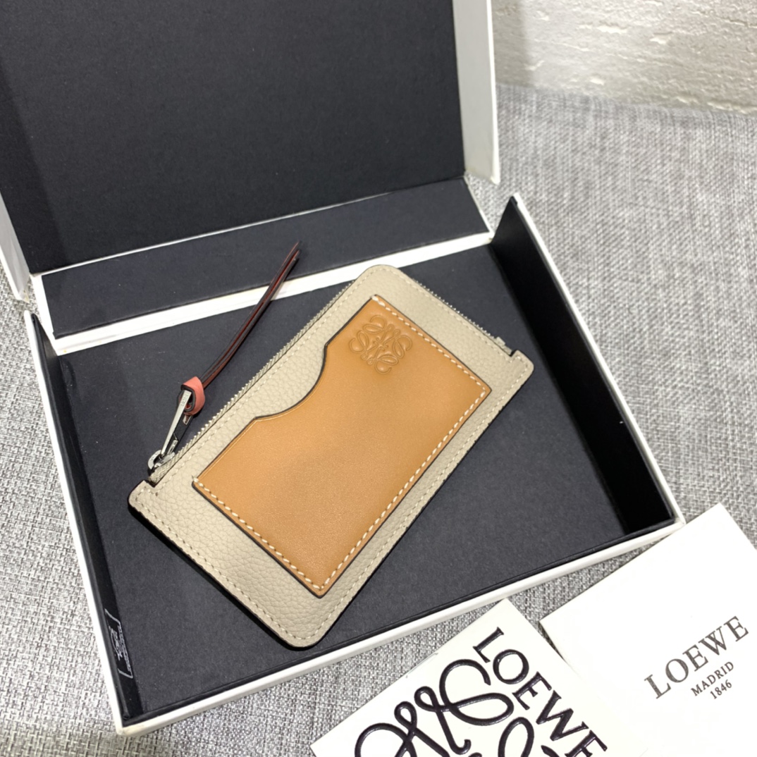 NO:674483,Color matching zipper small card holder, made of soft pique calfskin and contrasting calfskin, with card slots and zipper pockets on both sides, which can hold change and cards, exquisite and practical. Style number 3762, size 13*7.5, Loewe wallet, loewe, wallets, cowhide19860909拼色拉链小卡包 选用质感柔软珠地小牛皮搭配撞色小牛皮,两侧有卡位及拉链口袋,可放零钱、卡,精致、实用.款号3762,尺寸13*7.5,罗意威钱包,loewe,wallets,cowhide,欧美剧