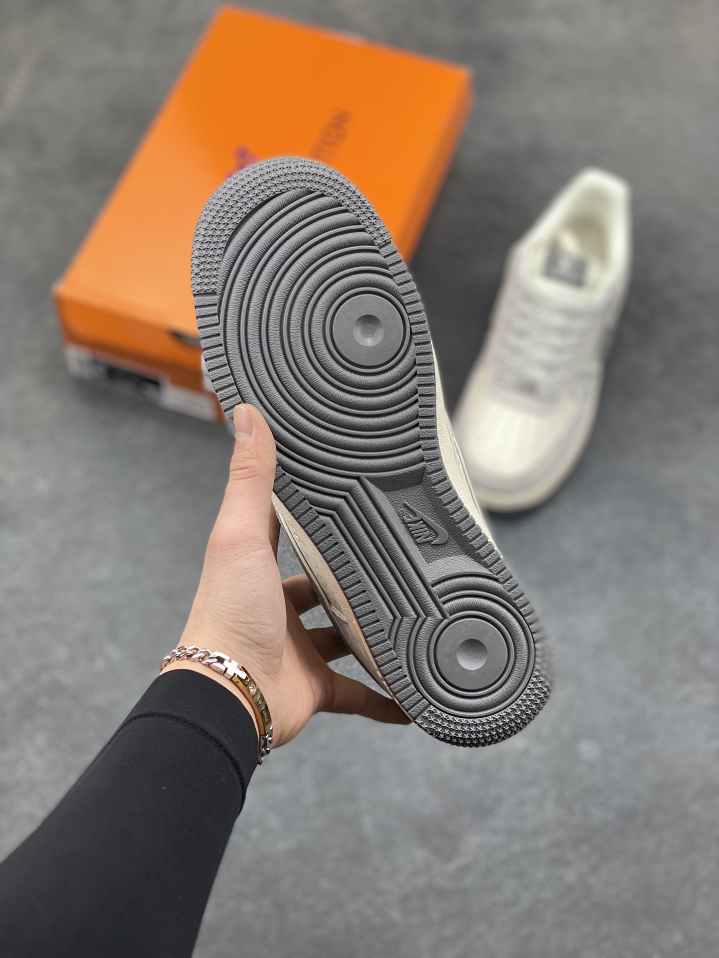 图片[5]-Air Force 1 Low x LV x Supreme 联名款｜顶奢与街头的终极融合！当Nike Air Force 1的经典轮廓，遇上Louis Vuitton的高奢基因，再叠加Supreme的街头潮范，这双Air Force 1 Low CX5050-Y48直接成为潮流圈的“王炸单品”！ 浅灰色磨砂皮革鞋身质感拉满，鞋侧Swoosh满印Supreme标志性字母，LV经典老花图案以浅绿调低调点缀，鞋身“LOUIS VUITTON”标识醒目又不张扬，三大顶流品牌的元素碰撞出极致的视觉张力。粗织鞋带搭配做旧感米白中底，再以深灰外底收尾，复古与奢华的平衡感被拿捏得恰到好处。作为经典的空军一号低帮版型，它保留了AF1标志性的气垫缓震与百搭属性，同时通过奢牌联名的细节重塑，让这双鞋既拥有日常上脚的舒适，又具备收藏级的稀缺价值。不管是搭配高街风穿搭凸显个性，还是作为潮流收藏彰显品味，这双跨界联名款都能成为造型中的绝对焦点。这双集Nike的运动底蕴、LV的奢华格调、Supreme的街头态度于一体的Air Force 1，是真正意义上跨越圈层的潮流杰作，也是硬核玩家的必入典藏！-选品中心