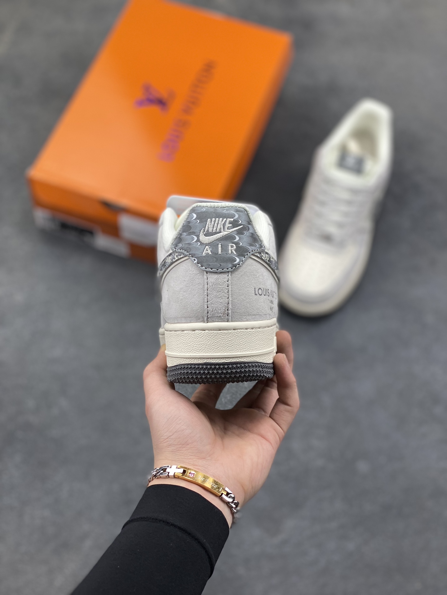 图片[4]-Air Force 1 Low x LV x Supreme 联名款｜顶奢与街头的终极融合！当Nike Air Force 1的经典轮廓，遇上Louis Vuitton的高奢基因，再叠加Supreme的街头潮范，这双Air Force 1 Low CX5050-Y48直接成为潮流圈的“王炸单品”！ 浅灰色磨砂皮革鞋身质感拉满，鞋侧Swoosh满印Supreme标志性字母，LV经典老花图案以浅绿调低调点缀，鞋身“LOUIS VUITTON”标识醒目又不张扬，三大顶流品牌的元素碰撞出极致的视觉张力。粗织鞋带搭配做旧感米白中底，再以深灰外底收尾，复古与奢华的平衡感被拿捏得恰到好处。作为经典的空军一号低帮版型，它保留了AF1标志性的气垫缓震与百搭属性，同时通过奢牌联名的细节重塑，让这双鞋既拥有日常上脚的舒适，又具备收藏级的稀缺价值。不管是搭配高街风穿搭凸显个性，还是作为潮流收藏彰显品味，这双跨界联名款都能成为造型中的绝对焦点。这双集Nike的运动底蕴、LV的奢华格调、Supreme的街头态度于一体的Air Force 1，是真正意义上跨越圈层的潮流杰作，也是硬核玩家的必入典藏！-选品中心