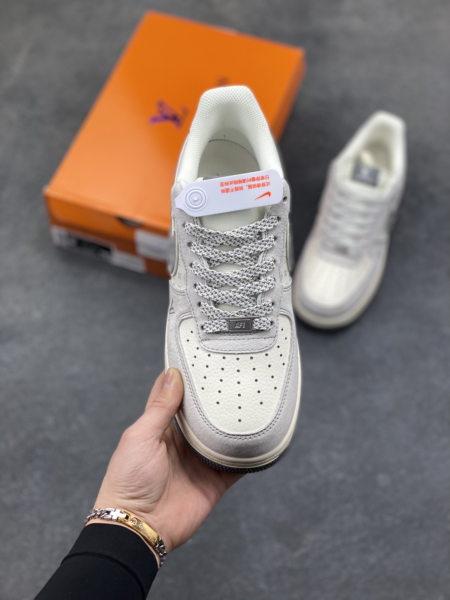 图片[2]-Air Force 1 Low x LV x Supreme 联名款｜顶奢与街头的终极融合！当Nike Air Force 1的经典轮廓，遇上Louis Vuitton的高奢基因，再叠加Supreme的街头潮范，这双Air Force 1 Low CX5050-Y48直接成为潮流圈的“王炸单品”！ 浅灰色磨砂皮革鞋身质感拉满，鞋侧Swoosh满印Supreme标志性字母，LV经典老花图案以浅绿调低调点缀，鞋身“LOUIS VUITTON”标识醒目又不张扬，三大顶流品牌的元素碰撞出极致的视觉张力。粗织鞋带搭配做旧感米白中底，再以深灰外底收尾，复古与奢华的平衡感被拿捏得恰到好处。作为经典的空军一号低帮版型，它保留了AF1标志性的气垫缓震与百搭属性，同时通过奢牌联名的细节重塑，让这双鞋既拥有日常上脚的舒适，又具备收藏级的稀缺价值。不管是搭配高街风穿搭凸显个性，还是作为潮流收藏彰显品味，这双跨界联名款都能成为造型中的绝对焦点。这双集Nike的运动底蕴、LV的奢华格调、Supreme的街头态度于一体的Air Force 1，是真正意义上跨越圈层的潮流杰作，也是硬核玩家的必入典藏！-选品中心