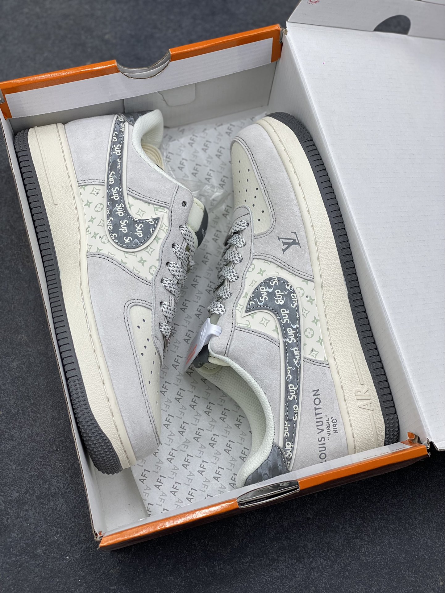 图片[9]-Air Force 1 Low x LV x Supreme 联名款｜顶奢与街头的终极融合！当Nike Air Force 1的经典轮廓，遇上Louis Vuitton的高奢基因，再叠加Supreme的街头潮范，这双Air Force 1 Low CX5050-Y48直接成为潮流圈的“王炸单品”！ 浅灰色磨砂皮革鞋身质感拉满，鞋侧Swoosh满印Supreme标志性字母，LV经典老花图案以浅绿调低调点缀，鞋身“LOUIS VUITTON”标识醒目又不张扬，三大顶流品牌的元素碰撞出极致的视觉张力。粗织鞋带搭配做旧感米白中底，再以深灰外底收尾，复古与奢华的平衡感被拿捏得恰到好处。作为经典的空军一号低帮版型，它保留了AF1标志性的气垫缓震与百搭属性，同时通过奢牌联名的细节重塑，让这双鞋既拥有日常上脚的舒适，又具备收藏级的稀缺价值。不管是搭配高街风穿搭凸显个性，还是作为潮流收藏彰显品味，这双跨界联名款都能成为造型中的绝对焦点。这双集Nike的运动底蕴、LV的奢华格调、Supreme的街头态度于一体的Air Force 1，是真正意义上跨越圈层的潮流杰作，也是硬核玩家的必入典藏！-选品中心