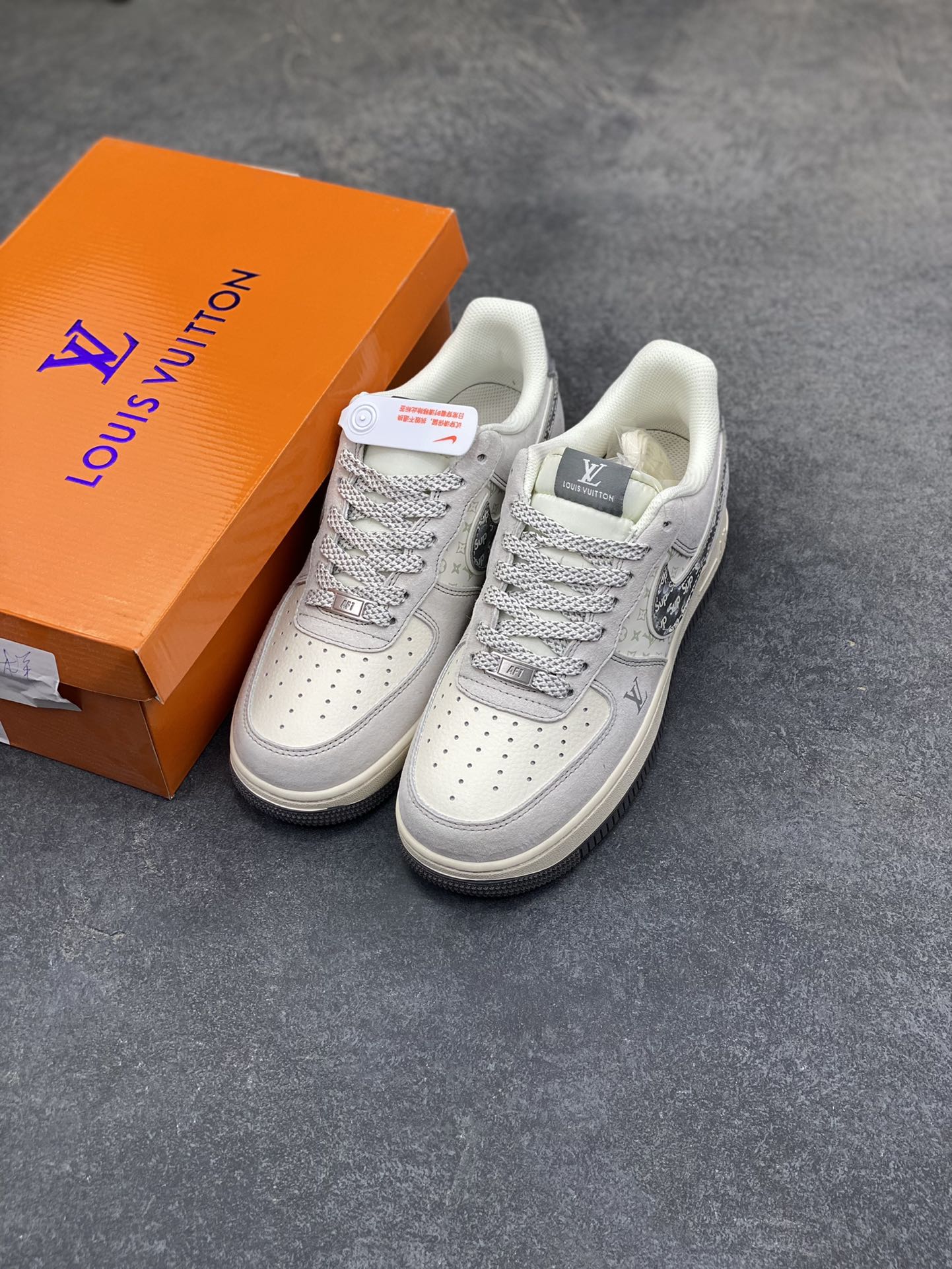 图片[8]-Air Force 1 Low x LV x Supreme 联名款｜顶奢与街头的终极融合！当Nike Air Force 1的经典轮廓，遇上Louis Vuitton的高奢基因，再叠加Supreme的街头潮范，这双Air Force 1 Low CX5050-Y48直接成为潮流圈的“王炸单品”！ 浅灰色磨砂皮革鞋身质感拉满，鞋侧Swoosh满印Supreme标志性字母，LV经典老花图案以浅绿调低调点缀，鞋身“LOUIS VUITTON”标识醒目又不张扬，三大顶流品牌的元素碰撞出极致的视觉张力。粗织鞋带搭配做旧感米白中底，再以深灰外底收尾，复古与奢华的平衡感被拿捏得恰到好处。作为经典的空军一号低帮版型，它保留了AF1标志性的气垫缓震与百搭属性，同时通过奢牌联名的细节重塑，让这双鞋既拥有日常上脚的舒适，又具备收藏级的稀缺价值。不管是搭配高街风穿搭凸显个性，还是作为潮流收藏彰显品味，这双跨界联名款都能成为造型中的绝对焦点。这双集Nike的运动底蕴、LV的奢华格调、Supreme的街头态度于一体的Air Force 1，是真正意义上跨越圈层的潮流杰作，也是硬核玩家的必入典藏！-选品中心