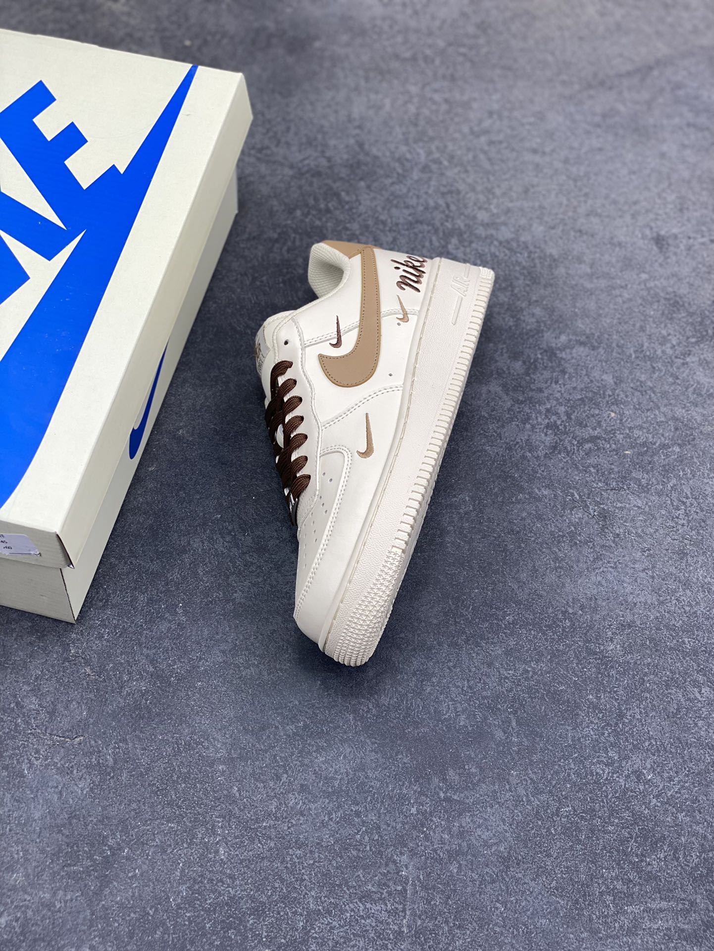 图片[7]-NIke Air Force 1 ‘07 Low 奶咖白棕三小勾 空军一号低帮 运动鞋 休闲鞋 折边针车 工艺难度大 原楦头原纸板 高端定制鞋盒 原厂鞋底 超高清洁度 细节完美 货号：NH0601-584 尺码：36 36.5 37.5 38 38.5 39 40 40.5 41 42 42.5 43 44 44.5 45-选品中心
