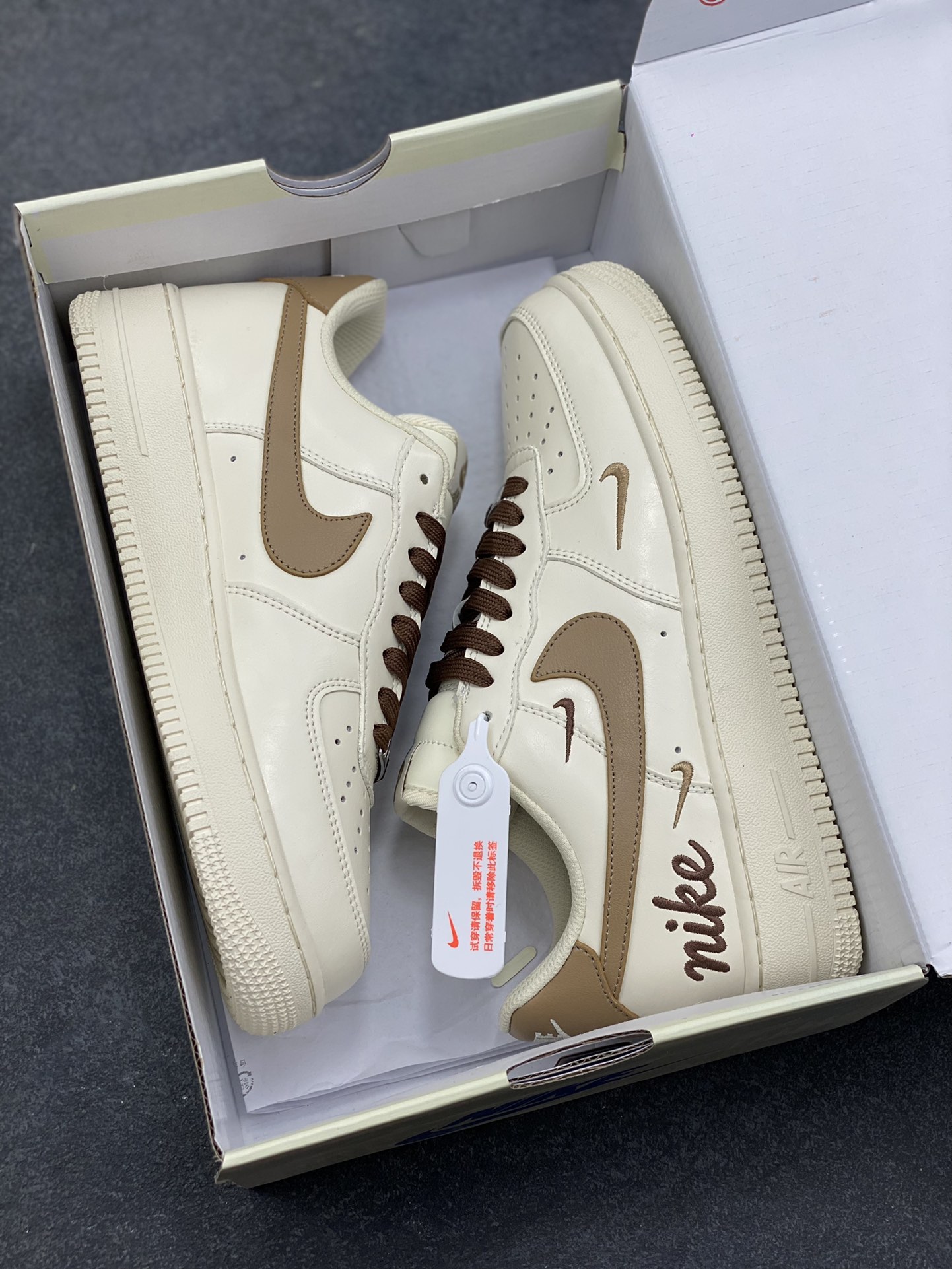 图片[9]-NIke Air Force 1 ‘07 Low 奶咖白棕三小勾 空军一号低帮 运动鞋 休闲鞋 折边针车 工艺难度大 原楦头原纸板 高端定制鞋盒 原厂鞋底 超高清洁度 细节完美 货号：NH0601-584 尺码：36 36.5 37.5 38 38.5 39 40 40.5 41 42 42.5 43 44 44.5 45-选品中心