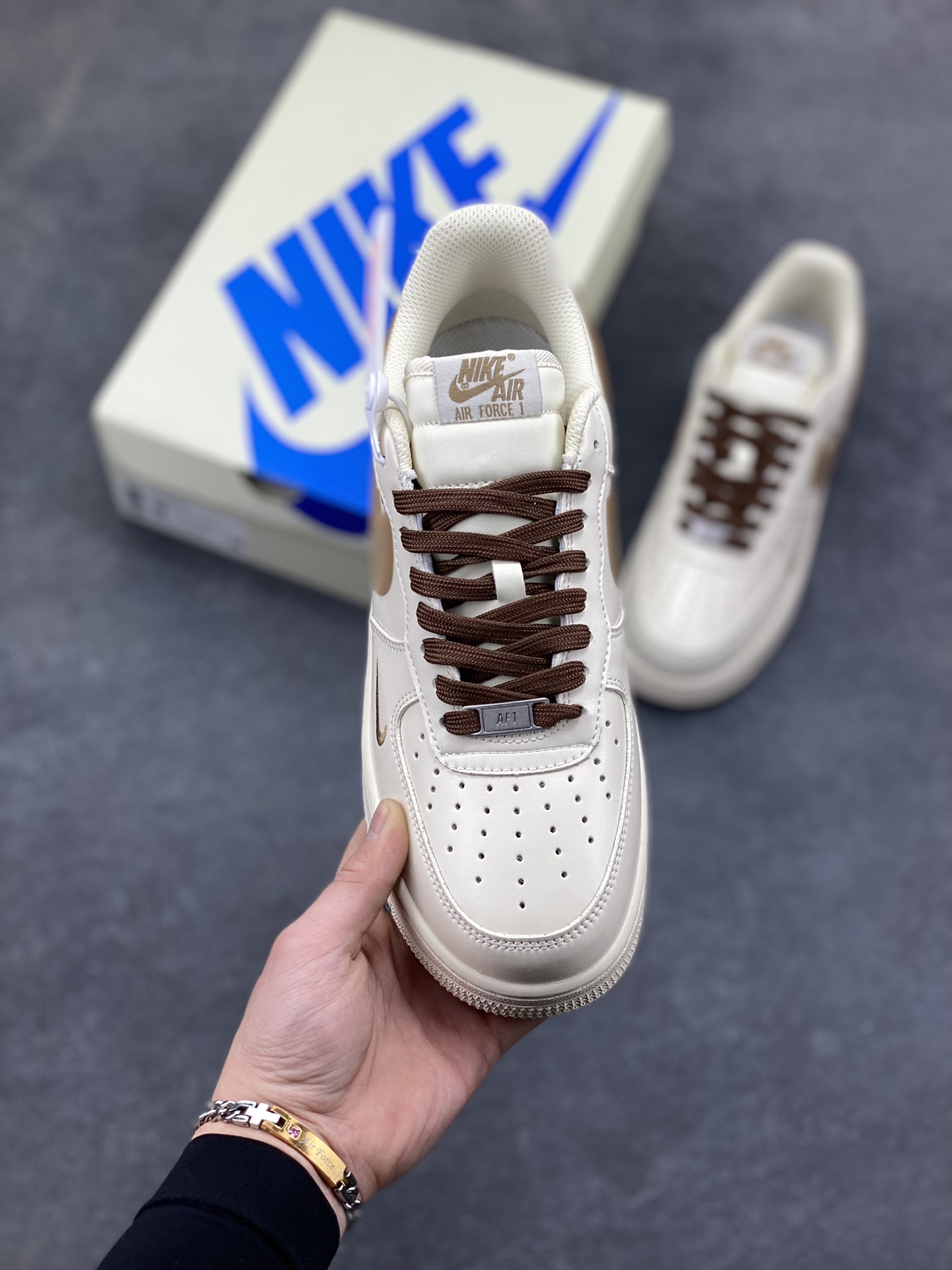 图片[2]-NIke Air Force 1 ‘07 Low 奶咖白棕三小勾 空军一号低帮 运动鞋 休闲鞋 折边针车 工艺难度大 原楦头原纸板 高端定制鞋盒 原厂鞋底 超高清洁度 细节完美 货号：NH0601-584 尺码：36 36.5 37.5 38 38.5 39 40 40.5 41 42 42.5 43 44 44.5 45-选品中心
