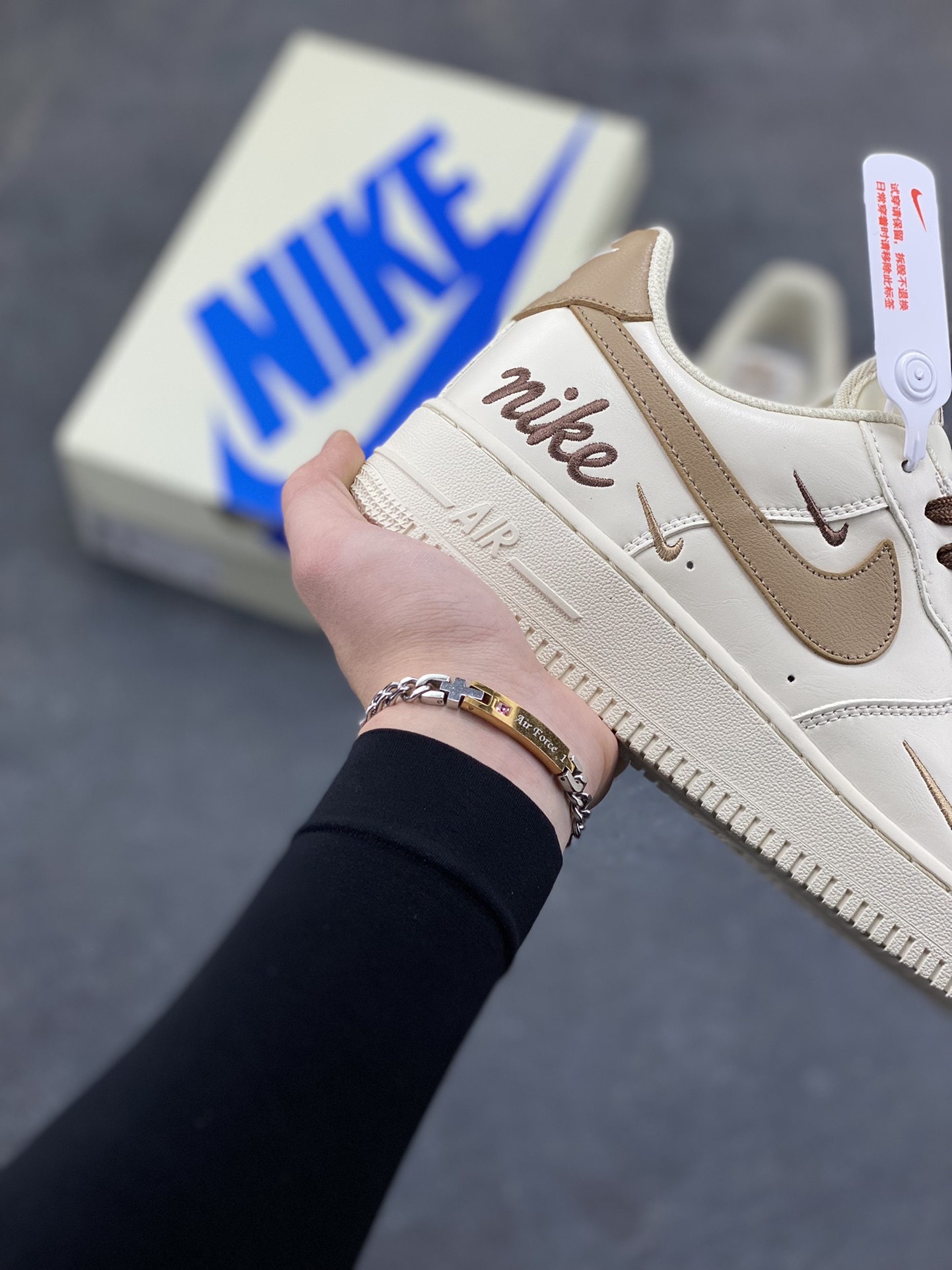 图片[6]-NIke Air Force 1 ‘07 Low 奶咖白棕三小勾 空军一号低帮 运动鞋 休闲鞋 折边针车 工艺难度大 原楦头原纸板 高端定制鞋盒 原厂鞋底 超高清洁度 细节完美 货号：NH0601-584 尺码：36 36.5 37.5 38 38.5 39 40 40.5 41 42 42.5 43 44 44.5 45-选品中心