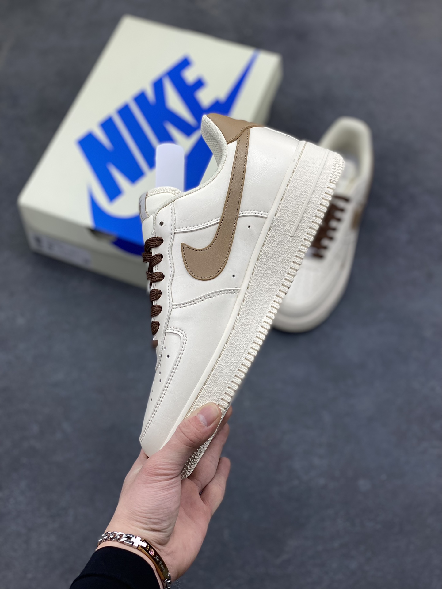 图片[3]-NIke Air Force 1 ‘07 Low 奶咖白棕三小勾 空军一号低帮 运动鞋 休闲鞋 折边针车 工艺难度大 原楦头原纸板 高端定制鞋盒 原厂鞋底 超高清洁度 细节完美 货号：NH0601-584 尺码：36 36.5 37.5 38 38.5 39 40 40.5 41 42 42.5 43 44 44.5 45-选品中心