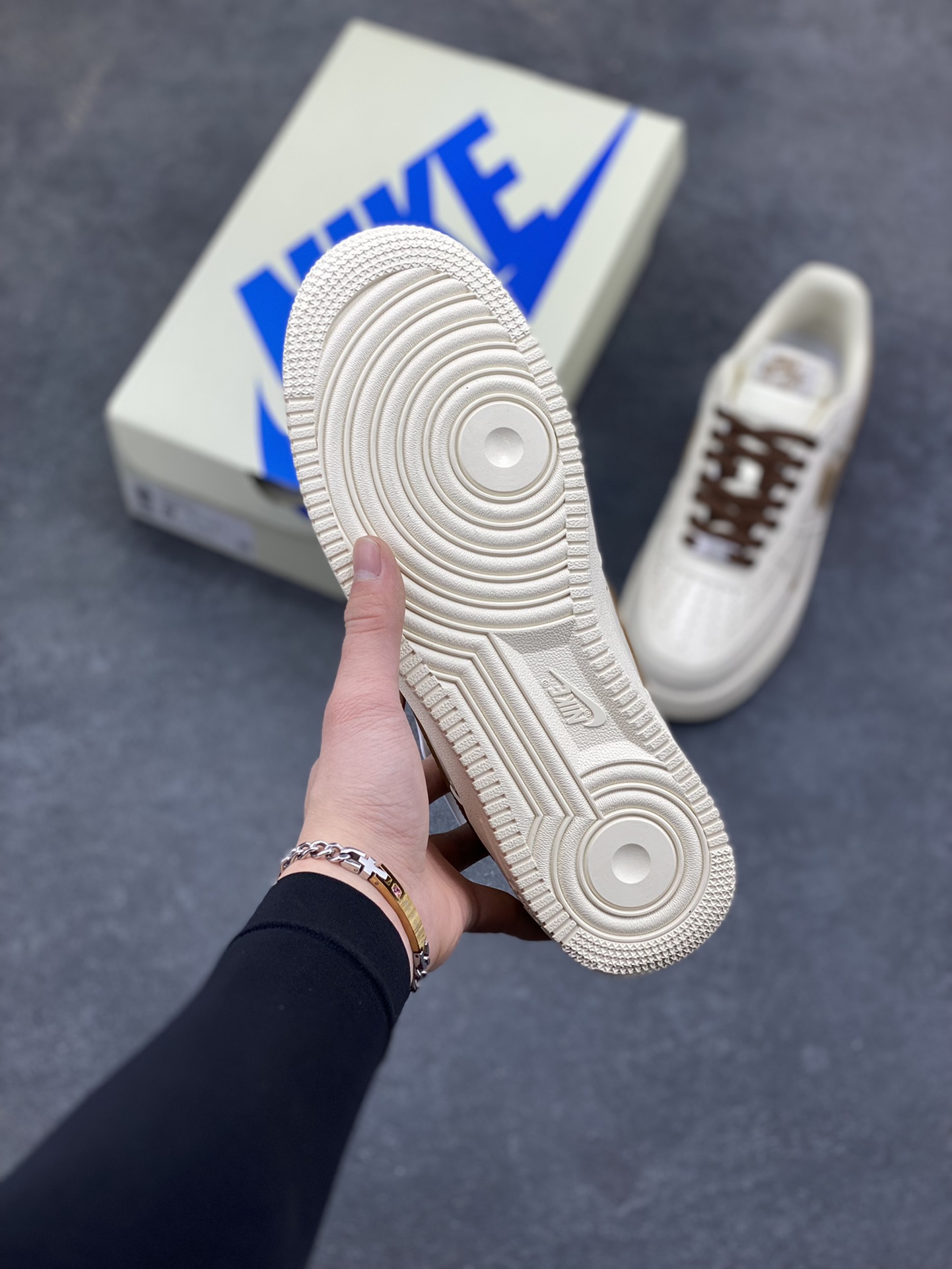 图片[5]-NIke Air Force 1 ‘07 Low 奶咖白棕三小勾 空军一号低帮 运动鞋 休闲鞋 折边针车 工艺难度大 原楦头原纸板 高端定制鞋盒 原厂鞋底 超高清洁度 细节完美 货号：NH0601-584 尺码：36 36.5 37.5 38 38.5 39 40 40.5 41 42 42.5 43 44 44.5 45-选品中心