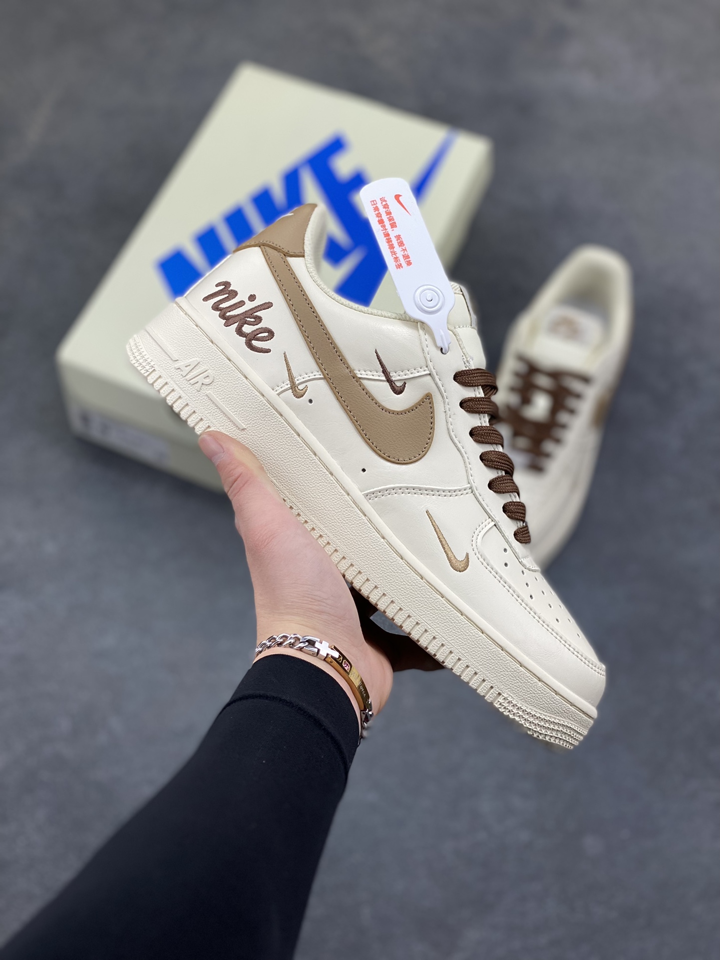 NIke Air Force 1 ‘07 Low 奶咖白棕三小勾 空军一号低帮 运动鞋 休闲鞋 折边针车 工艺难度大 原楦头原纸板 高端定制鞋盒 原厂鞋底 超高清洁度 细节完美 货号：NH0601-584 尺码：36 36.5 37.5 38 38.5 39 40 40.5 41 42 42.5 43 44 44.5 45-选品中心