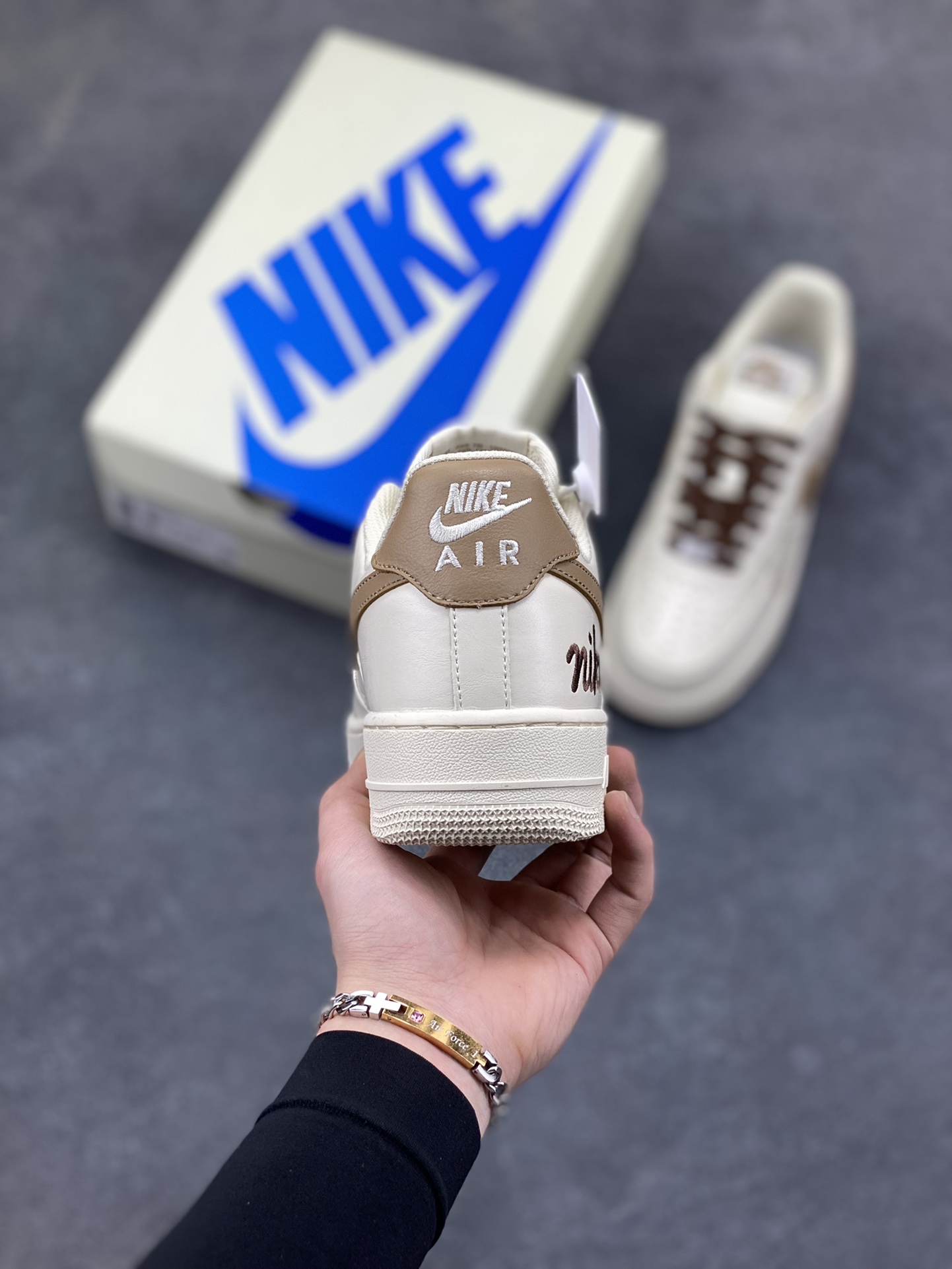 图片[4]-NIke Air Force 1 ‘07 Low 奶咖白棕三小勾 空军一号低帮 运动鞋 休闲鞋 折边针车 工艺难度大 原楦头原纸板 高端定制鞋盒 原厂鞋底 超高清洁度 细节完美 货号：NH0601-584 尺码：36 36.5 37.5 38 38.5 39 40 40.5 41 42 42.5 43 44 44.5 45-选品中心