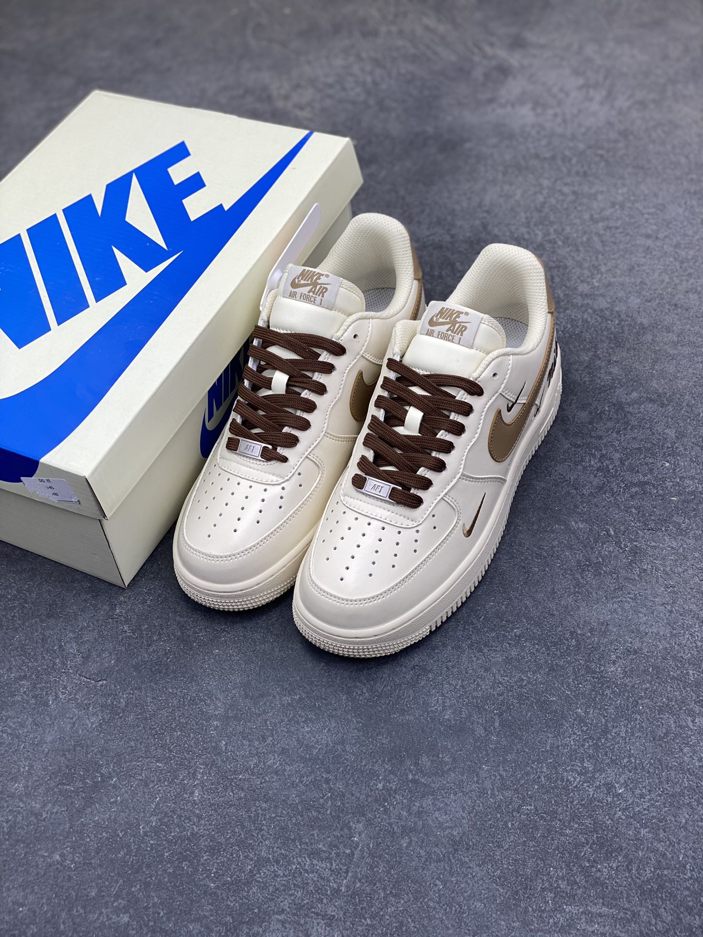 图片[8]-NIke Air Force 1 ‘07 Low 奶咖白棕三小勾 空军一号低帮 运动鞋 休闲鞋 折边针车 工艺难度大 原楦头原纸板 高端定制鞋盒 原厂鞋底 超高清洁度 细节完美 货号：NH0601-584 尺码：36 36.5 37.5 38 38.5 39 40 40.5 41 42 42.5 43 44 44.5 45-选品中心