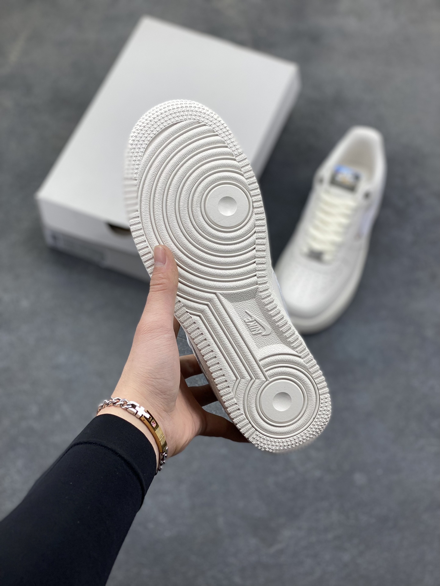 图片[5]-NIke Air Force 1 ‘07 Low 空军一号低帮 运动鞋 休闲鞋 折边针车 工艺难度大 原楦头原纸板 原装鞋盒 定制五金配件 内置全掌气垫 原厂鞋底 货号：IQ1119-011 尺码：36 36.5 37.5 38 38.5 39 40 40.5 41 42 42.5 43 44 44.5 45-选品中心