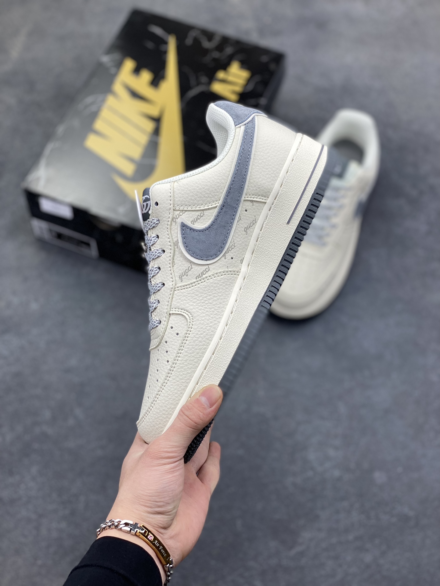 图片[3]-NIke Air Force 1 ‘07 Low “古驰联名-米灰猪八革”空军一号 低帮 运动鞋 休闲鞋 折边针车 工艺难度大 原楦头原纸板 原装鞋盒 定制五金配件 内置全掌气垫 原厂鞋底 货号：XL1982-330 尺码：36 36.5 37.5 38 38.5 39 40 40.5 41 42 42.5 43 44 44.5 45-选品中心