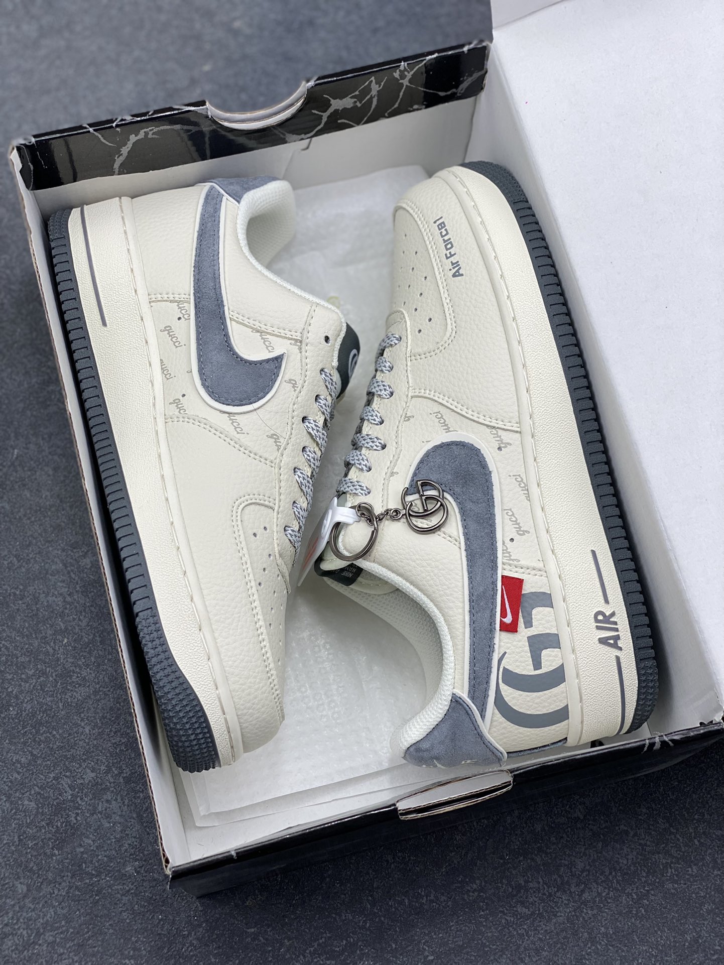 图片[9]-NIke Air Force 1 ‘07 Low “古驰联名-米灰猪八革”空军一号 低帮 运动鞋 休闲鞋 折边针车 工艺难度大 原楦头原纸板 原装鞋盒 定制五金配件 内置全掌气垫 原厂鞋底 货号：XL1982-330 尺码：36 36.5 37.5 38 38.5 39 40 40.5 41 42 42.5 43 44 44.5 45-选品中心