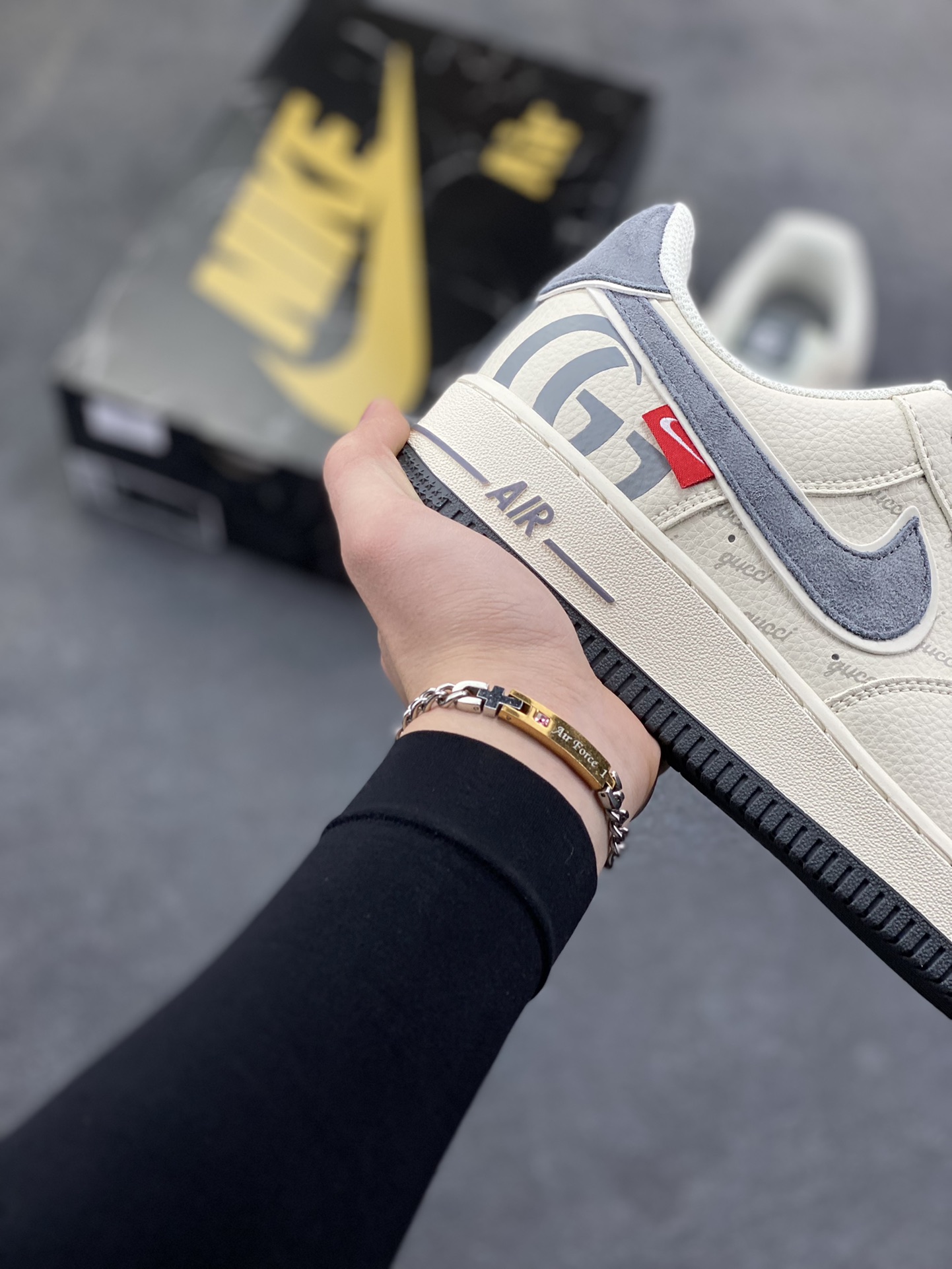 图片[6]-NIke Air Force 1 ‘07 Low “古驰联名-米灰猪八革”空军一号 低帮 运动鞋 休闲鞋 折边针车 工艺难度大 原楦头原纸板 原装鞋盒 定制五金配件 内置全掌气垫 原厂鞋底 货号：XL1982-330 尺码：36 36.5 37.5 38 38.5 39 40 40.5 41 42 42.5 43 44 44.5 45-选品中心