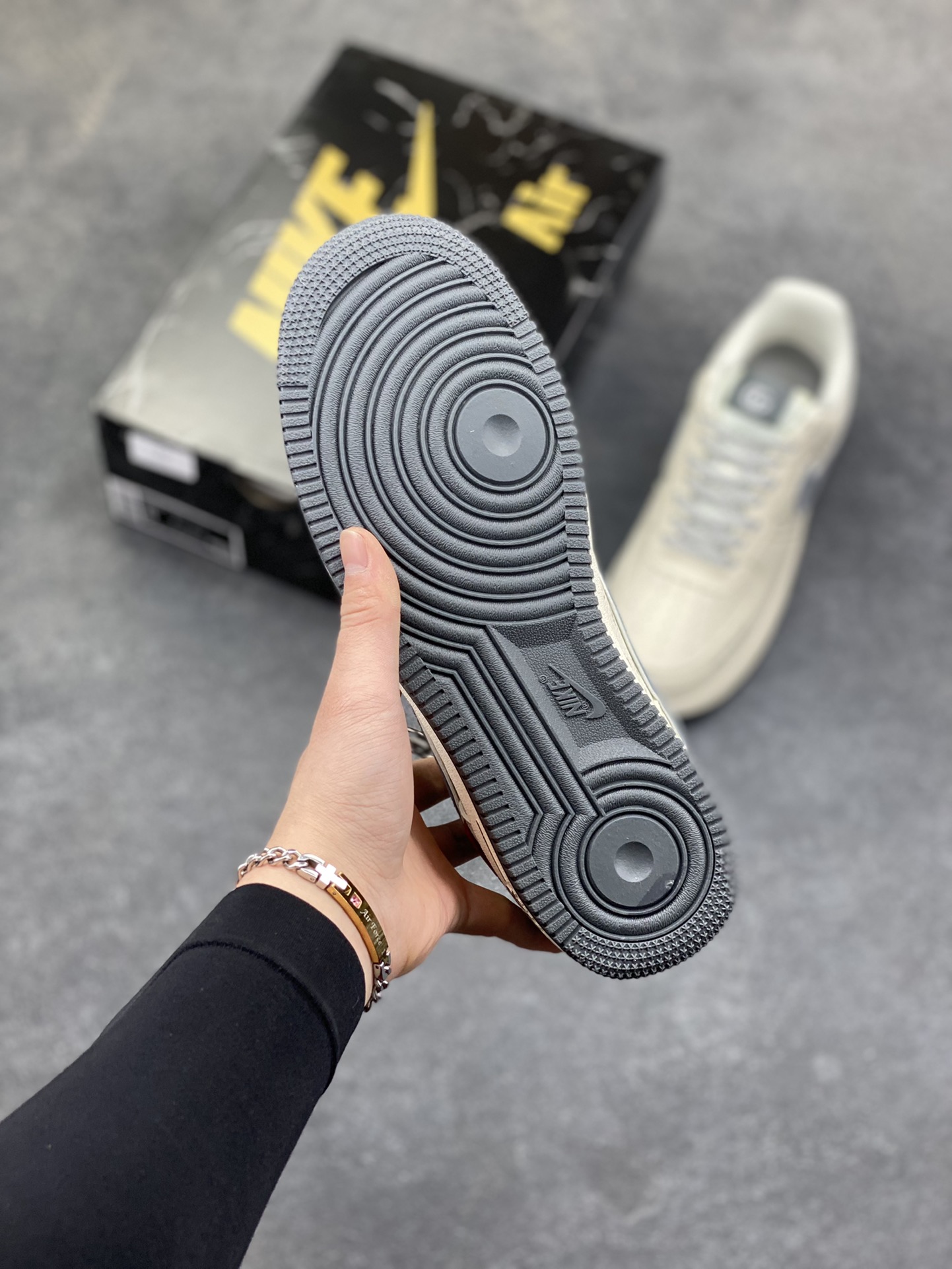 图片[5]-NIke Air Force 1 ‘07 Low “古驰联名-米灰猪八革”空军一号 低帮 运动鞋 休闲鞋 折边针车 工艺难度大 原楦头原纸板 原装鞋盒 定制五金配件 内置全掌气垫 原厂鞋底 货号：XL1982-330 尺码：36 36.5 37.5 38 38.5 39 40 40.5 41 42 42.5 43 44 44.5 45-选品中心