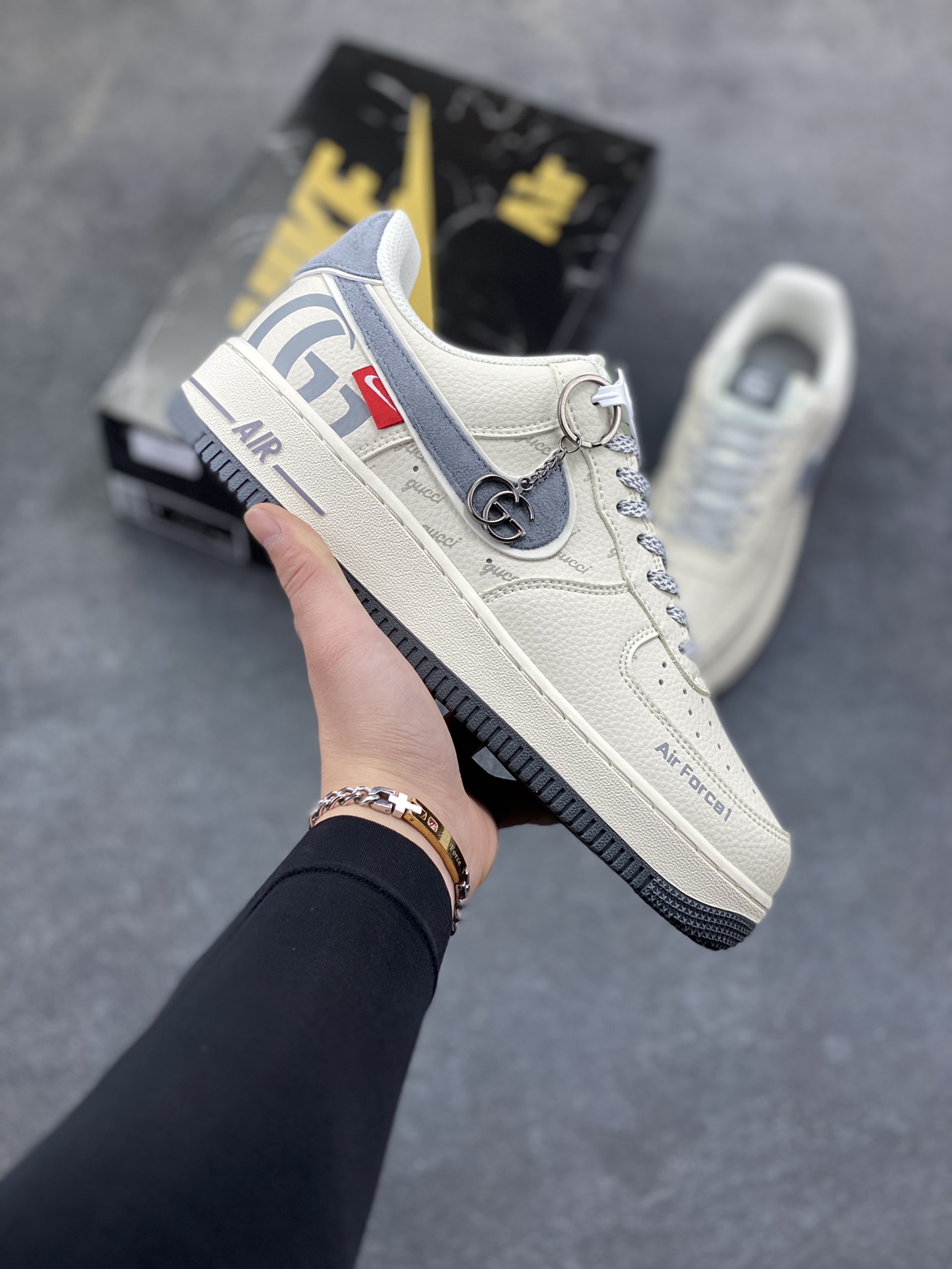 NIke Air Force 1 ‘07 Low “古驰联名-米灰猪八革”空军一号 低帮 运动鞋 休闲鞋 折边针车 工艺难度大 原楦头原纸板 原装鞋盒 定制五金配件 内置全掌气垫 原厂鞋底 货号：XL1982-330 尺码：36 36.5 37.5 38 38.5 39 40 40.5 41 42 42.5 43 44 44.5 45-选品中心