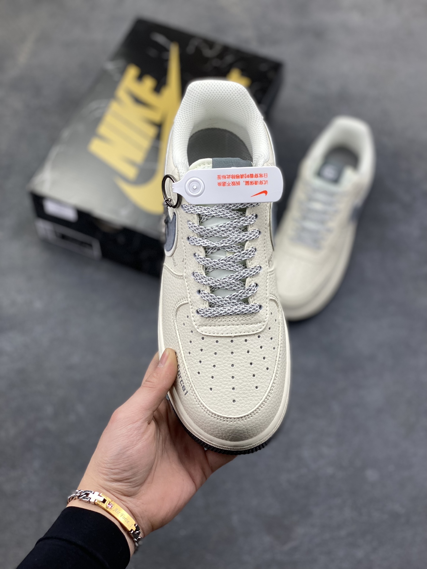 图片[2]-NIke Air Force 1 ‘07 Low “古驰联名-米灰猪八革”空军一号 低帮 运动鞋 休闲鞋 折边针车 工艺难度大 原楦头原纸板 原装鞋盒 定制五金配件 内置全掌气垫 原厂鞋底 货号：XL1982-330 尺码：36 36.5 37.5 38 38.5 39 40 40.5 41 42 42.5 43 44 44.5 45-选品中心