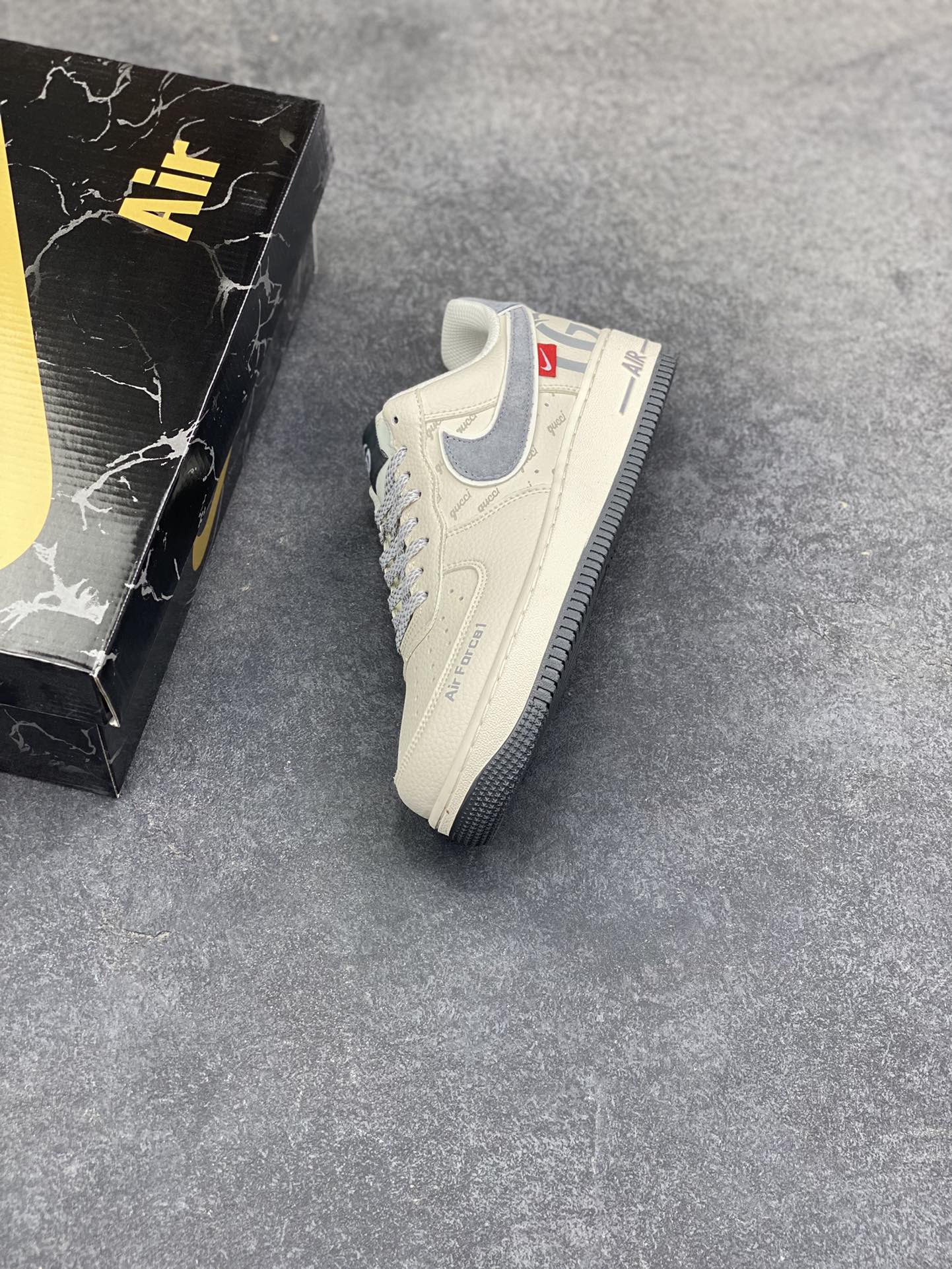 图片[7]-NIke Air Force 1 ‘07 Low “古驰联名-米灰猪八革”空军一号 低帮 运动鞋 休闲鞋 折边针车 工艺难度大 原楦头原纸板 原装鞋盒 定制五金配件 内置全掌气垫 原厂鞋底 货号：XL1982-330 尺码：36 36.5 37.5 38 38.5 39 40 40.5 41 42 42.5 43 44 44.5 45-选品中心