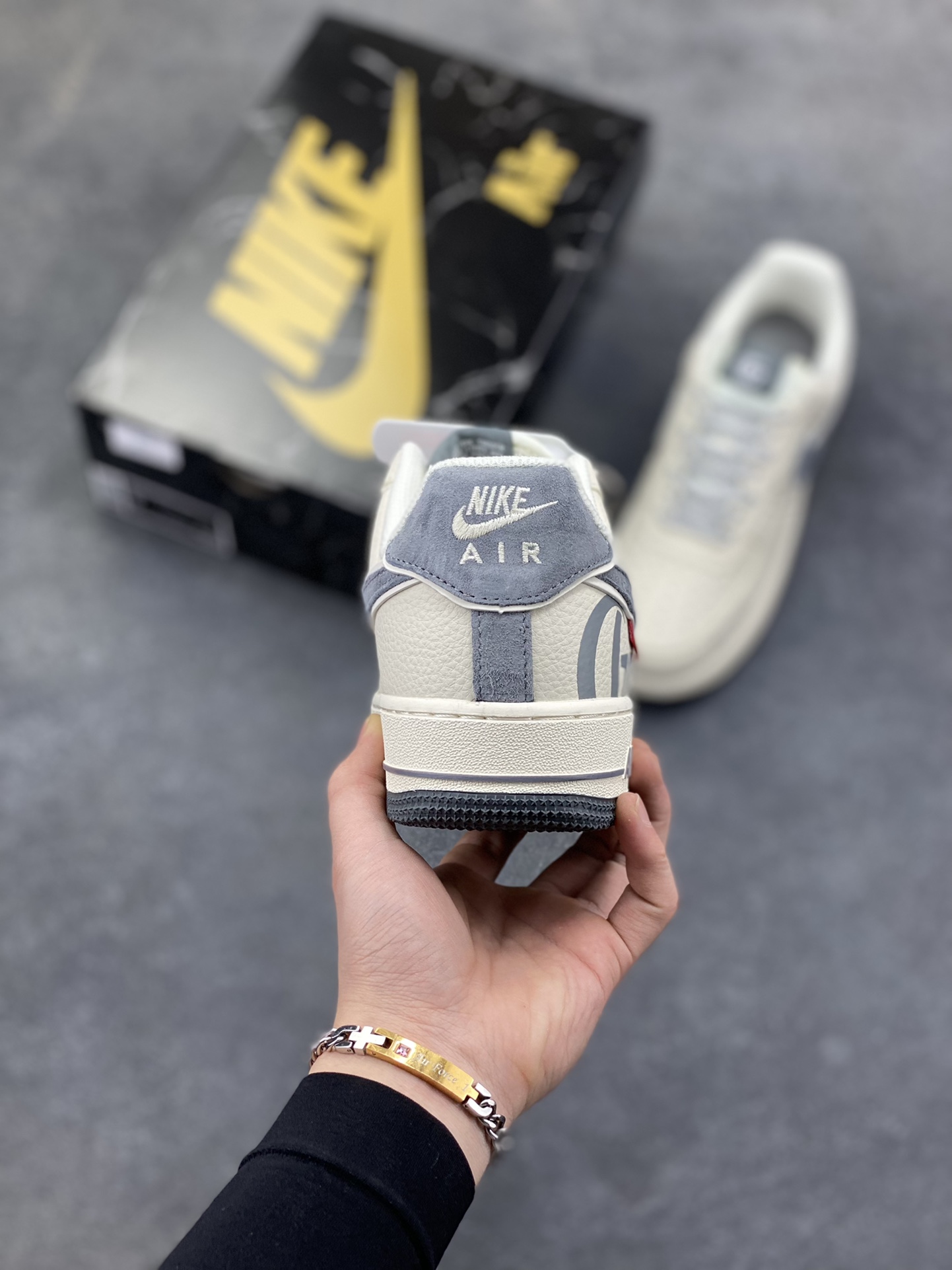 图片[4]-NIke Air Force 1 ‘07 Low “古驰联名-米灰猪八革”空军一号 低帮 运动鞋 休闲鞋 折边针车 工艺难度大 原楦头原纸板 原装鞋盒 定制五金配件 内置全掌气垫 原厂鞋底 货号：XL1982-330 尺码：36 36.5 37.5 38 38.5 39 40 40.5 41 42 42.5 43 44 44.5 45-选品中心