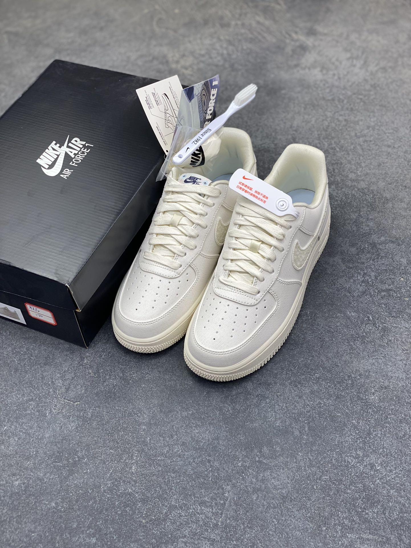 图片[8]-NIke Air Force 1 ‘07 Low 空军一号低帮 运动鞋 休闲鞋 折边针车 工艺难度大 原楦头原纸板 原装鞋盒 定制五金配件 内置全掌气垫 原厂鞋底 货号：IH7351-010 尺码：36 36.5 37.5 38 38.5 39 40 40.5 41 42 42.5 43 44 44.5 45-选品中心