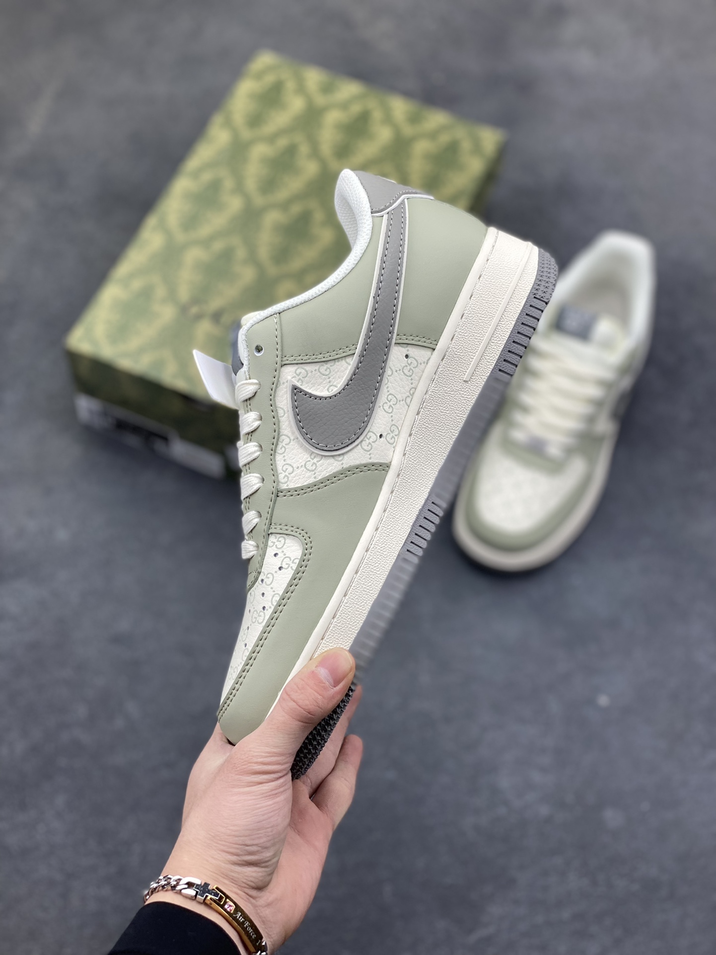 图片[3]-Nike Air Force 1 Low 邂逅奢牌老花基因，直接把高奢与街头的碰撞玩到极致。浅灰调的皮质鞋身搭配米白色老花暗纹，鞋侧的深灰 Swoosh 上还点缀着手写签名式纹路，后跟的 GUCCI FIRENZE 标识更是将奢潮融合的氛围感拉满。经典的 AF1 低帮鞋型搭配米白做旧中底，浅灰橡胶外底收尾，既保留了空军一号的街头灵魂，又凭借老花元素和奢牌细节，打造出独一无二的高端质感。不管是日常出街还是搭配轻奢风造型，这双鞋都能成为造型里的吸睛利器，让复古奢潮与街头经典完美共生。 货号：XS1958-621-选品中心