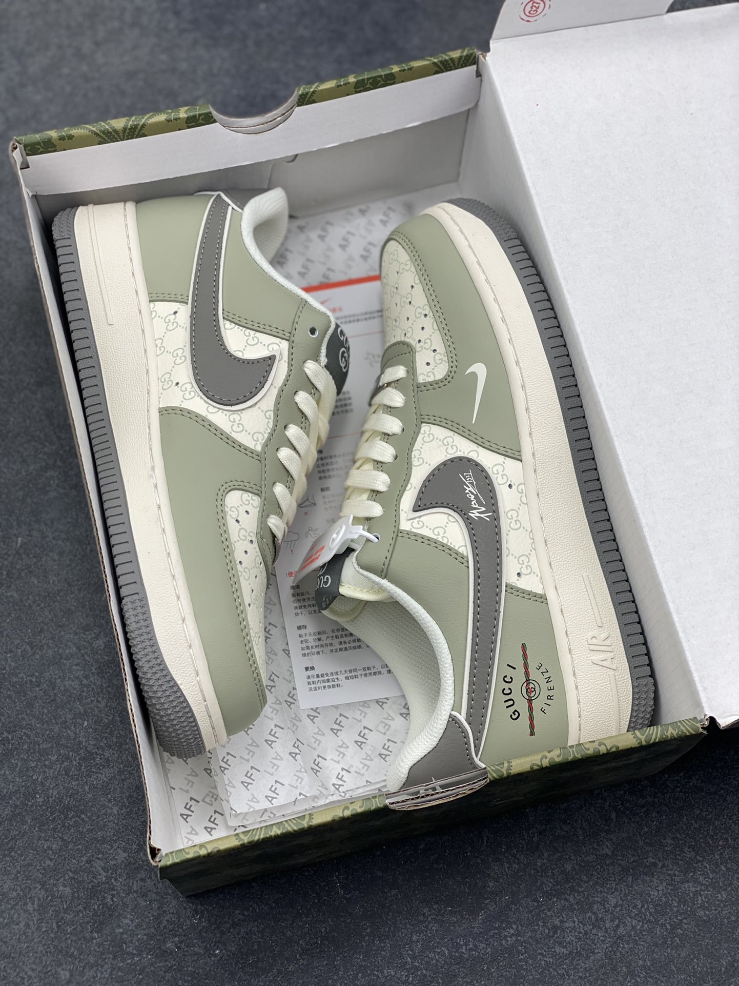 图片[9]-Nike Air Force 1 Low 邂逅奢牌老花基因，直接把高奢与街头的碰撞玩到极致。浅灰调的皮质鞋身搭配米白色老花暗纹，鞋侧的深灰 Swoosh 上还点缀着手写签名式纹路，后跟的 GUCCI FIRENZE 标识更是将奢潮融合的氛围感拉满。经典的 AF1 低帮鞋型搭配米白做旧中底，浅灰橡胶外底收尾，既保留了空军一号的街头灵魂，又凭借老花元素和奢牌细节，打造出独一无二的高端质感。不管是日常出街还是搭配轻奢风造型，这双鞋都能成为造型里的吸睛利器，让复古奢潮与街头经典完美共生。 货号：XS1958-621-选品中心