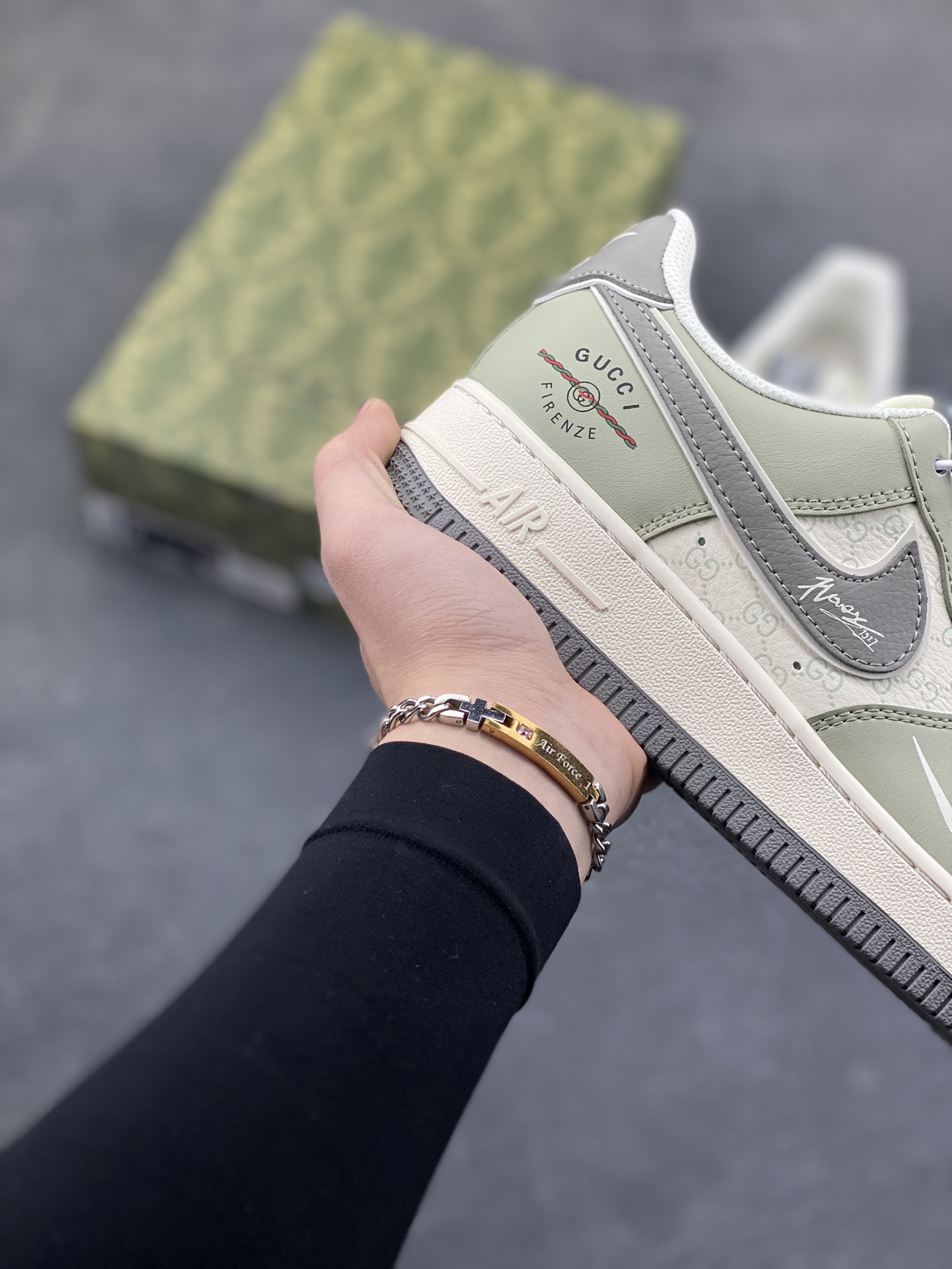 图片[6]-Nike Air Force 1 Low 邂逅奢牌老花基因，直接把高奢与街头的碰撞玩到极致。浅灰调的皮质鞋身搭配米白色老花暗纹，鞋侧的深灰 Swoosh 上还点缀着手写签名式纹路，后跟的 GUCCI FIRENZE 标识更是将奢潮融合的氛围感拉满。经典的 AF1 低帮鞋型搭配米白做旧中底，浅灰橡胶外底收尾，既保留了空军一号的街头灵魂，又凭借老花元素和奢牌细节，打造出独一无二的高端质感。不管是日常出街还是搭配轻奢风造型，这双鞋都能成为造型里的吸睛利器，让复古奢潮与街头经典完美共生。 货号：XS1958-621-选品中心