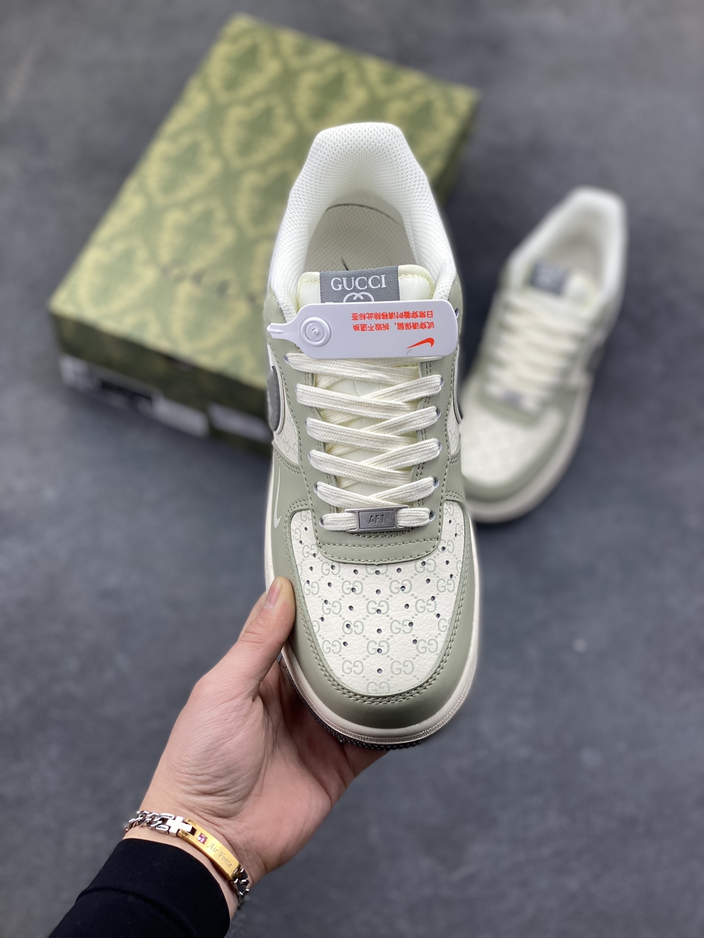 图片[2]-Nike Air Force 1 Low 邂逅奢牌老花基因，直接把高奢与街头的碰撞玩到极致。浅灰调的皮质鞋身搭配米白色老花暗纹，鞋侧的深灰 Swoosh 上还点缀着手写签名式纹路，后跟的 GUCCI FIRENZE 标识更是将奢潮融合的氛围感拉满。经典的 AF1 低帮鞋型搭配米白做旧中底，浅灰橡胶外底收尾，既保留了空军一号的街头灵魂，又凭借老花元素和奢牌细节，打造出独一无二的高端质感。不管是日常出街还是搭配轻奢风造型，这双鞋都能成为造型里的吸睛利器，让复古奢潮与街头经典完美共生。 货号：XS1958-621-选品中心
