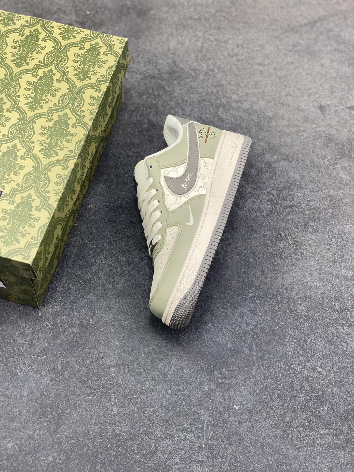 图片[7]-Nike Air Force 1 Low 邂逅奢牌老花基因，直接把高奢与街头的碰撞玩到极致。浅灰调的皮质鞋身搭配米白色老花暗纹，鞋侧的深灰 Swoosh 上还点缀着手写签名式纹路，后跟的 GUCCI FIRENZE 标识更是将奢潮融合的氛围感拉满。经典的 AF1 低帮鞋型搭配米白做旧中底，浅灰橡胶外底收尾，既保留了空军一号的街头灵魂，又凭借老花元素和奢牌细节，打造出独一无二的高端质感。不管是日常出街还是搭配轻奢风造型，这双鞋都能成为造型里的吸睛利器，让复古奢潮与街头经典完美共生。 货号：XS1958-621-选品中心