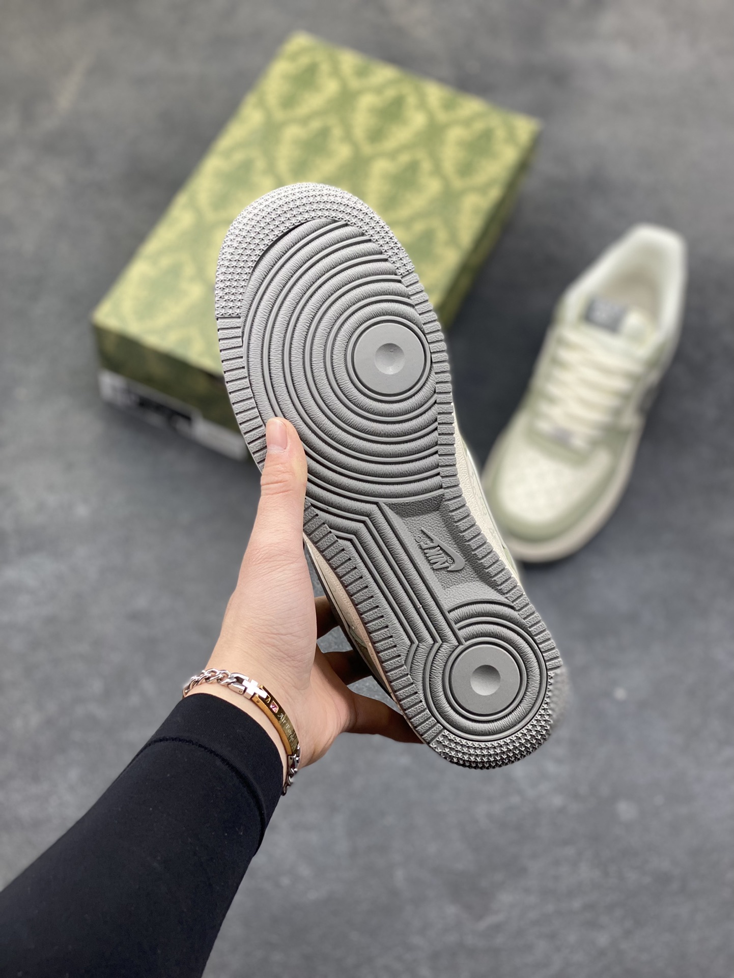 图片[5]-Nike Air Force 1 Low 邂逅奢牌老花基因，直接把高奢与街头的碰撞玩到极致。浅灰调的皮质鞋身搭配米白色老花暗纹，鞋侧的深灰 Swoosh 上还点缀着手写签名式纹路，后跟的 GUCCI FIRENZE 标识更是将奢潮融合的氛围感拉满。经典的 AF1 低帮鞋型搭配米白做旧中底，浅灰橡胶外底收尾，既保留了空军一号的街头灵魂，又凭借老花元素和奢牌细节，打造出独一无二的高端质感。不管是日常出街还是搭配轻奢风造型，这双鞋都能成为造型里的吸睛利器，让复古奢潮与街头经典完美共生。 货号：XS1958-621-选品中心