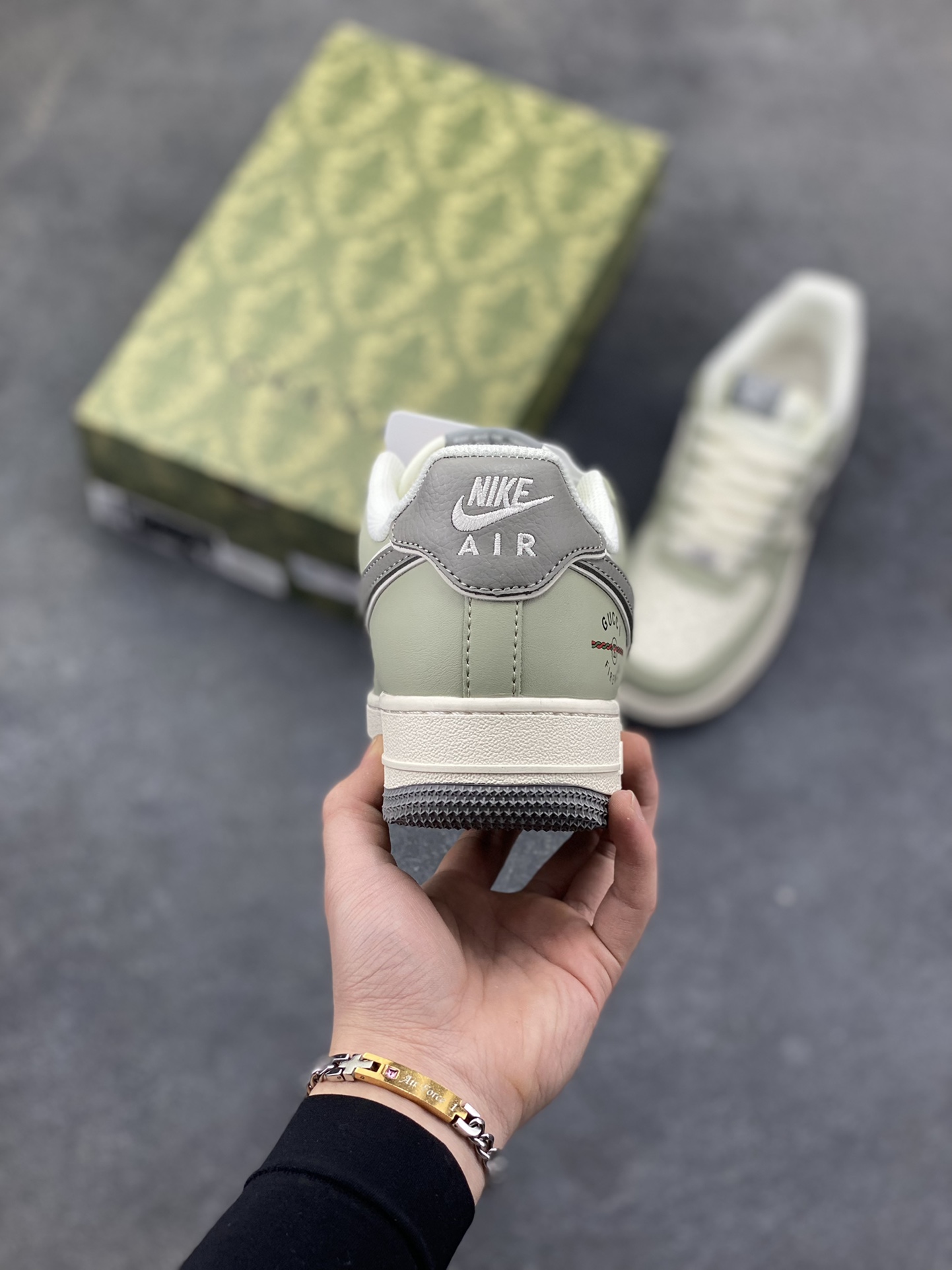 图片[4]-Nike Air Force 1 Low 邂逅奢牌老花基因，直接把高奢与街头的碰撞玩到极致。浅灰调的皮质鞋身搭配米白色老花暗纹，鞋侧的深灰 Swoosh 上还点缀着手写签名式纹路，后跟的 GUCCI FIRENZE 标识更是将奢潮融合的氛围感拉满。经典的 AF1 低帮鞋型搭配米白做旧中底，浅灰橡胶外底收尾，既保留了空军一号的街头灵魂，又凭借老花元素和奢牌细节，打造出独一无二的高端质感。不管是日常出街还是搭配轻奢风造型，这双鞋都能成为造型里的吸睛利器，让复古奢潮与街头经典完美共生。 货号：XS1958-621-选品中心