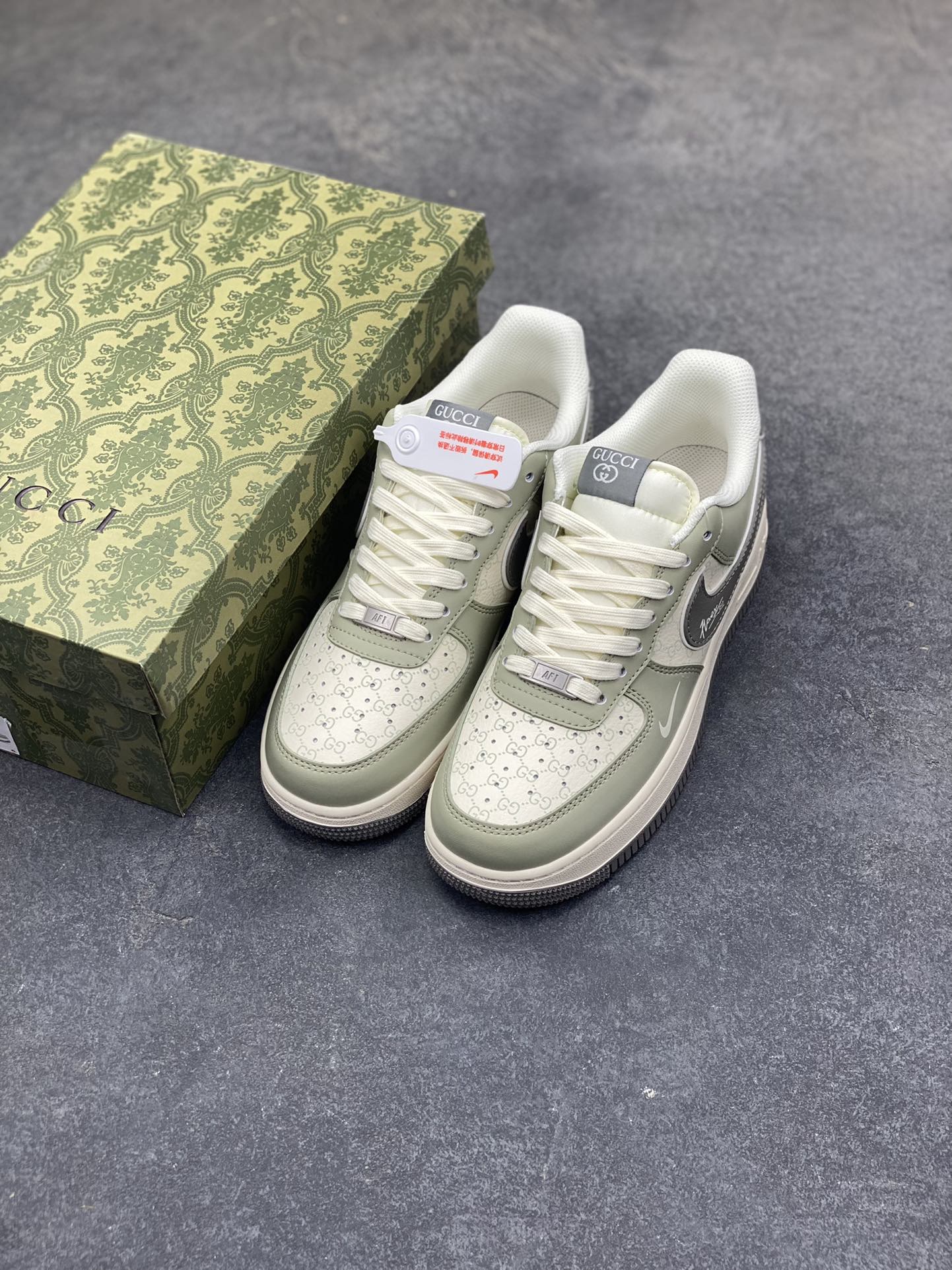 图片[8]-Nike Air Force 1 Low 邂逅奢牌老花基因，直接把高奢与街头的碰撞玩到极致。浅灰调的皮质鞋身搭配米白色老花暗纹，鞋侧的深灰 Swoosh 上还点缀着手写签名式纹路，后跟的 GUCCI FIRENZE 标识更是将奢潮融合的氛围感拉满。经典的 AF1 低帮鞋型搭配米白做旧中底，浅灰橡胶外底收尾，既保留了空军一号的街头灵魂，又凭借老花元素和奢牌细节，打造出独一无二的高端质感。不管是日常出街还是搭配轻奢风造型，这双鞋都能成为造型里的吸睛利器，让复古奢潮与街头经典完美共生。 货号：XS1958-621-选品中心