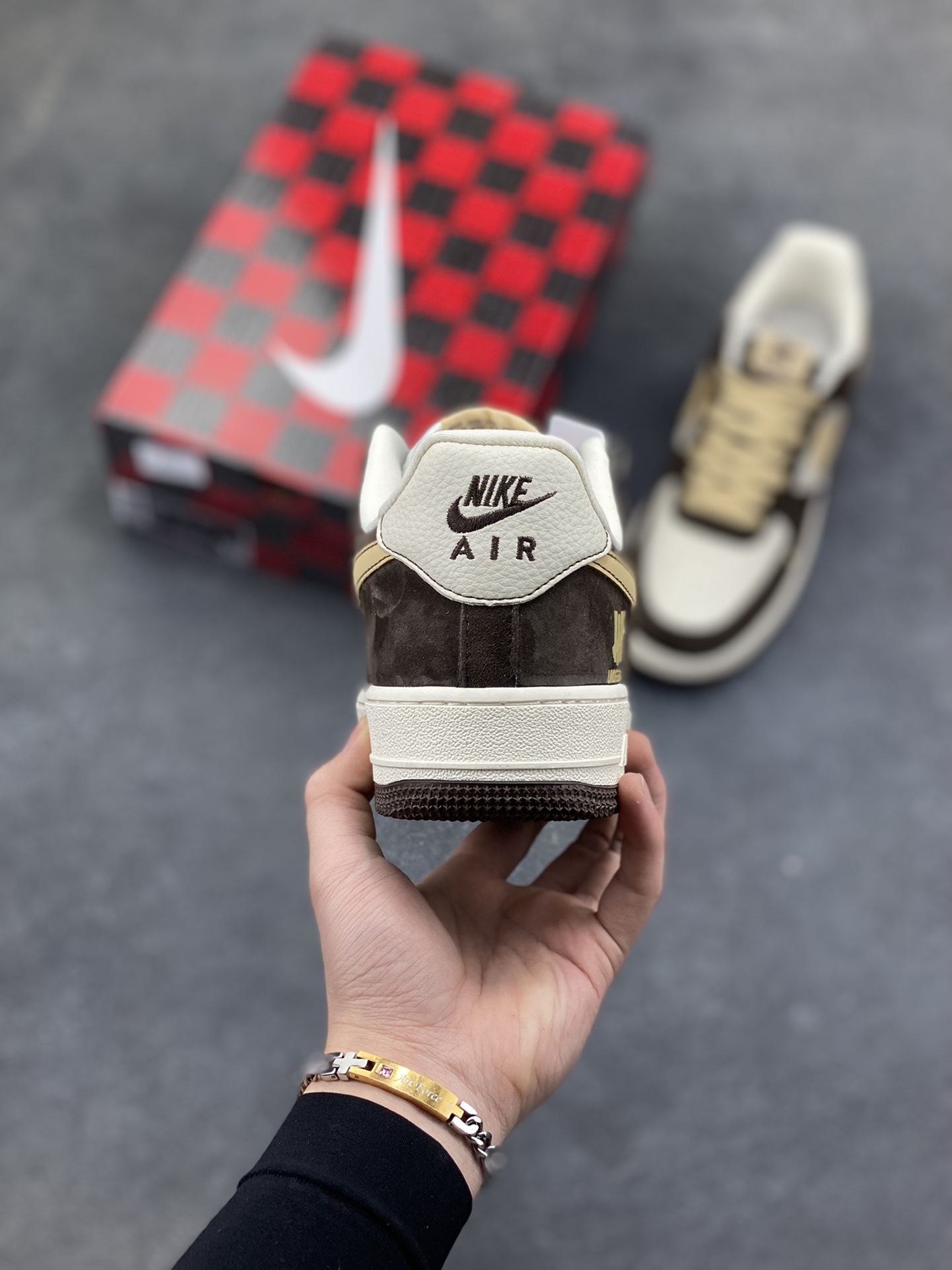 图片[4]-爆款限量发售 Nike Air Force 1 Low 与 UNDEFEATED 的定制/主打棕白+金色的麂皮拼接设计，鞋身带有UNDEFEATED的经典五道杠标识“undefined联名—— 白棕麂皮” 高端定制 低帮休闲板鞋 定制鞋盒 大厂纯原品质出货 超高清洁度 皮料切割干净无任何毛边 细节完美 货号：KD1688-001 尺码：36 36.5 37.5 38 38.5 39 40 40.5 41 42 42.5 43 44 44.5 45-选品中心