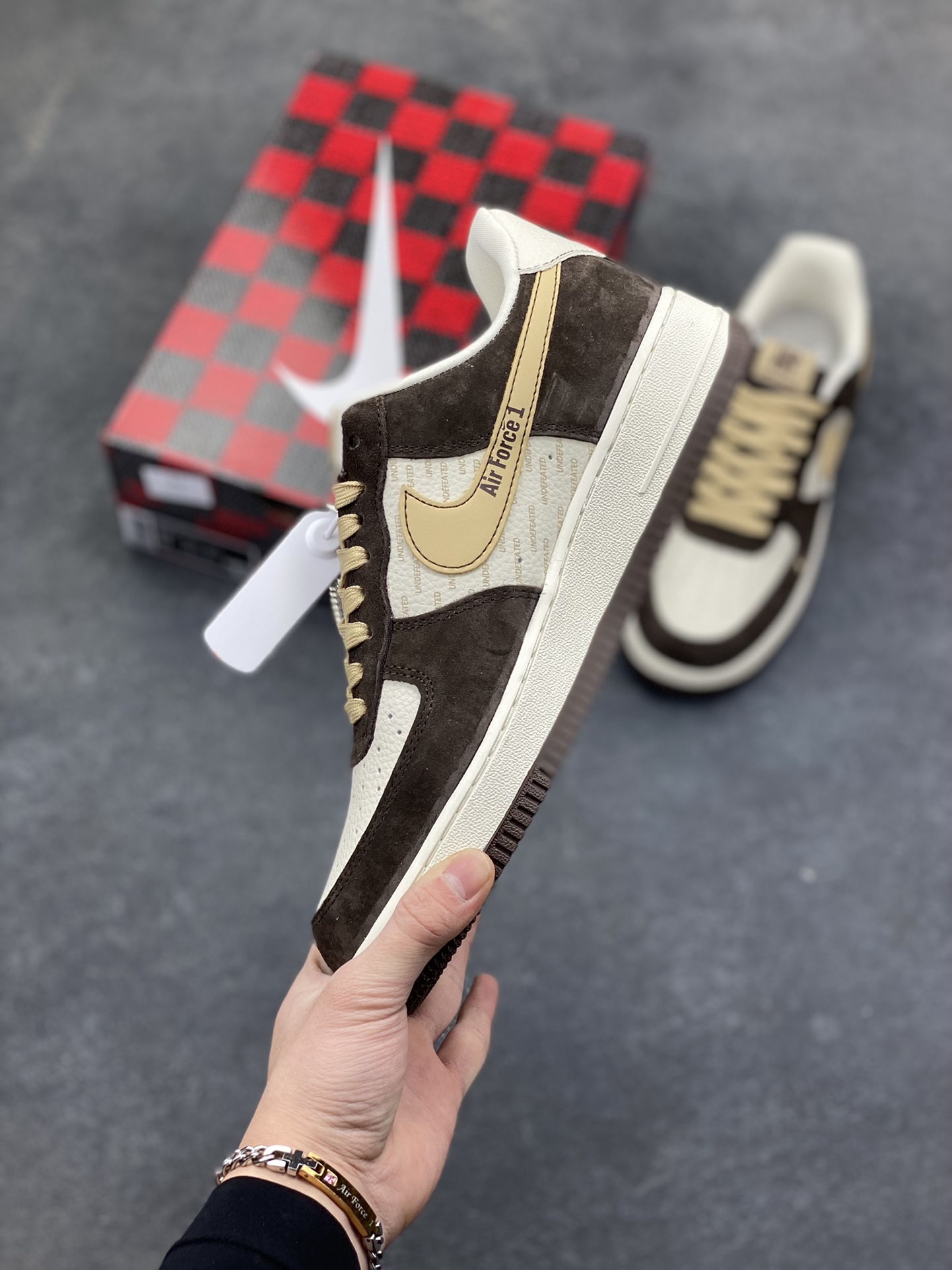 图片[3]-爆款限量发售 Nike Air Force 1 Low 与 UNDEFEATED 的定制/主打棕白+金色的麂皮拼接设计，鞋身带有UNDEFEATED的经典五道杠标识“undefined联名—— 白棕麂皮” 高端定制 低帮休闲板鞋 定制鞋盒 大厂纯原品质出货 超高清洁度 皮料切割干净无任何毛边 细节完美 货号：KD1688-001 尺码：36 36.5 37.5 38 38.5 39 40 40.5 41 42 42.5 43 44 44.5 45-选品中心