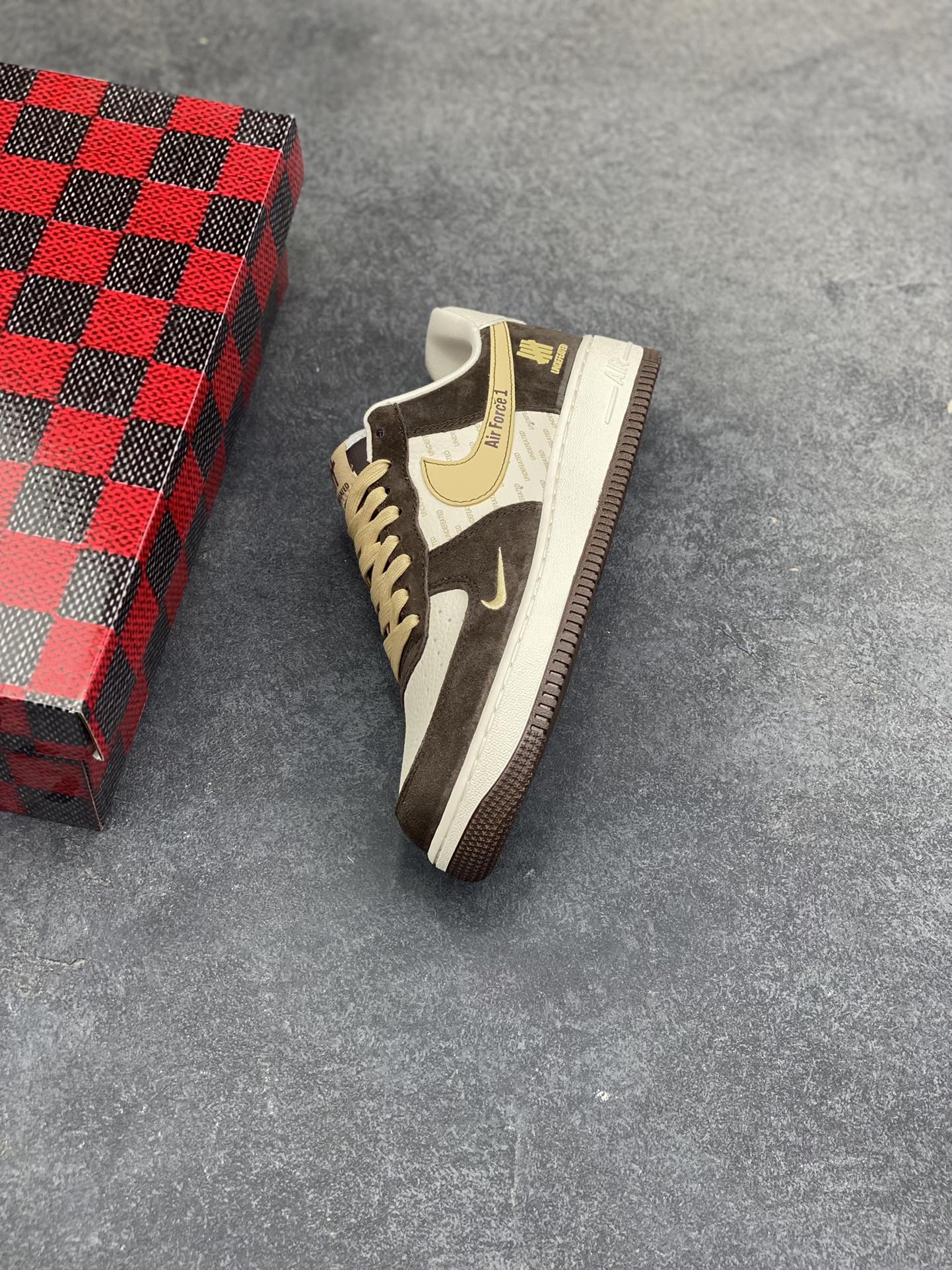 图片[7]-爆款限量发售 Nike Air Force 1 Low 与 UNDEFEATED 的定制/主打棕白+金色的麂皮拼接设计，鞋身带有UNDEFEATED的经典五道杠标识“undefined联名—— 白棕麂皮” 高端定制 低帮休闲板鞋 定制鞋盒 大厂纯原品质出货 超高清洁度 皮料切割干净无任何毛边 细节完美 货号：KD1688-001 尺码：36 36.5 37.5 38 38.5 39 40 40.5 41 42 42.5 43 44 44.5 45-选品中心