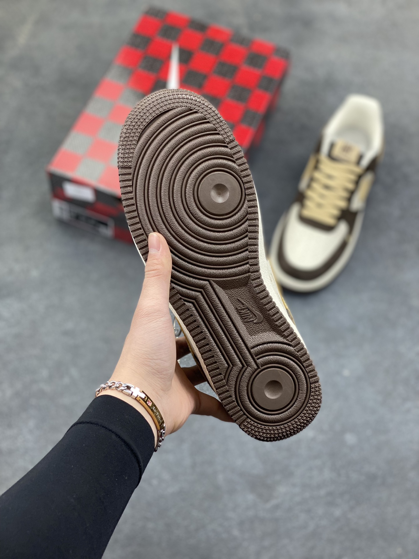 图片[5]-爆款限量发售 Nike Air Force 1 Low 与 UNDEFEATED 的定制/主打棕白+金色的麂皮拼接设计，鞋身带有UNDEFEATED的经典五道杠标识“undefined联名—— 白棕麂皮” 高端定制 低帮休闲板鞋 定制鞋盒 大厂纯原品质出货 超高清洁度 皮料切割干净无任何毛边 细节完美 货号：KD1688-001 尺码：36 36.5 37.5 38 38.5 39 40 40.5 41 42 42.5 43 44 44.5 45-选品中心