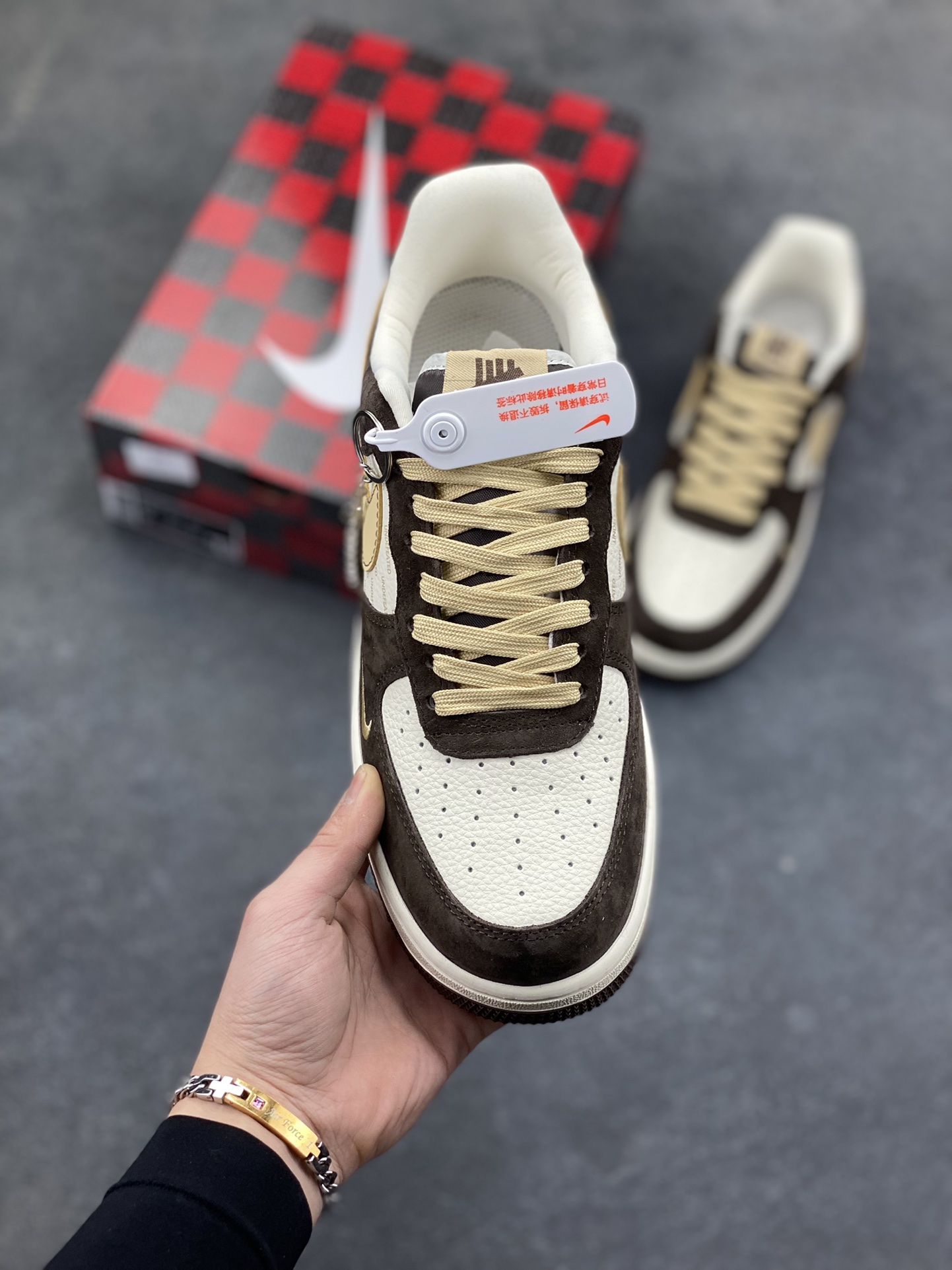 图片[2]-爆款限量发售 Nike Air Force 1 Low 与 UNDEFEATED 的定制/主打棕白+金色的麂皮拼接设计，鞋身带有UNDEFEATED的经典五道杠标识“undefined联名—— 白棕麂皮” 高端定制 低帮休闲板鞋 定制鞋盒 大厂纯原品质出货 超高清洁度 皮料切割干净无任何毛边 细节完美 货号：KD1688-001 尺码：36 36.5 37.5 38 38.5 39 40 40.5 41 42 42.5 43 44 44.5 45-选品中心