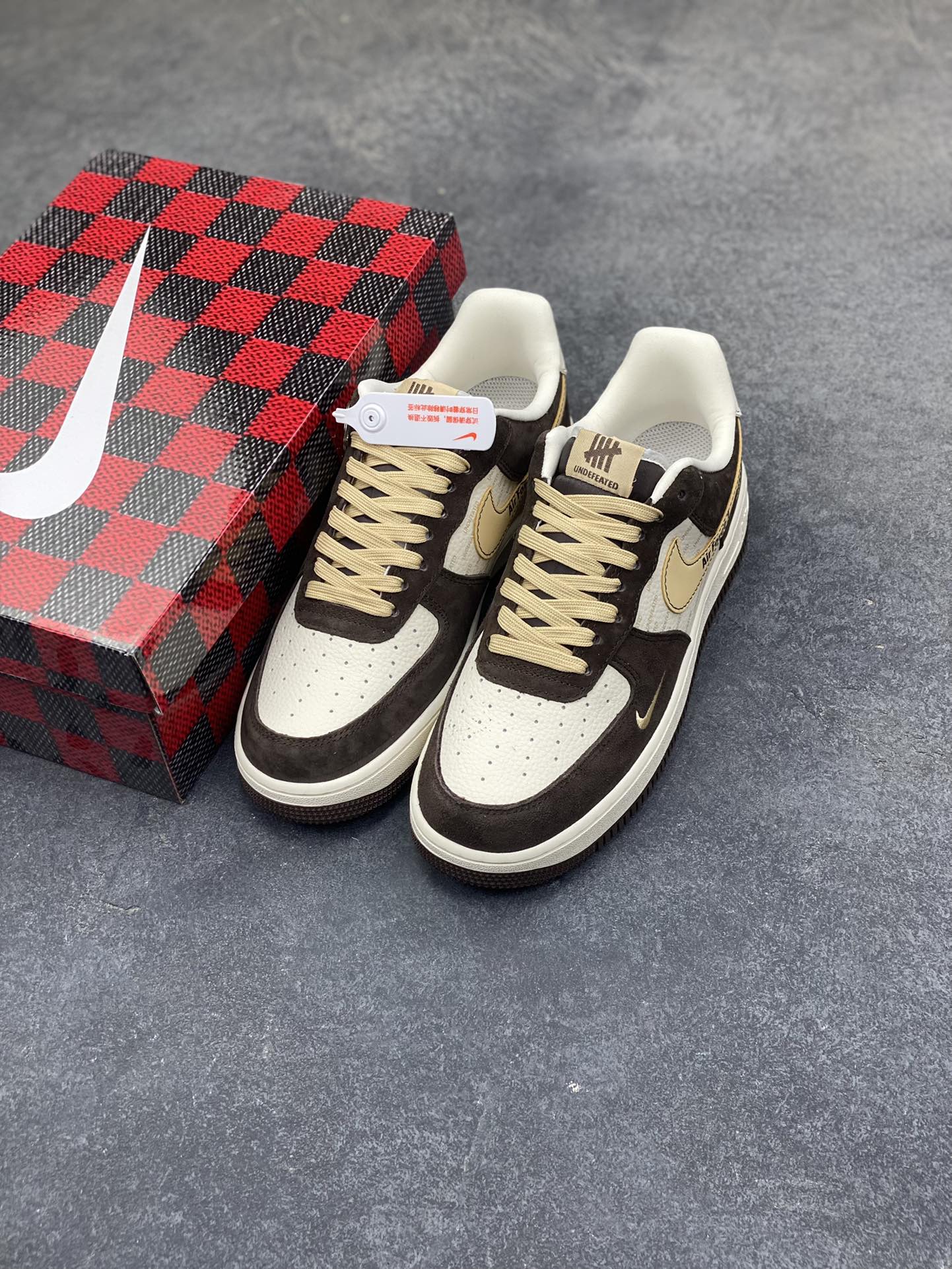 图片[8]-爆款限量发售 Nike Air Force 1 Low 与 UNDEFEATED 的定制/主打棕白+金色的麂皮拼接设计，鞋身带有UNDEFEATED的经典五道杠标识“undefined联名—— 白棕麂皮” 高端定制 低帮休闲板鞋 定制鞋盒 大厂纯原品质出货 超高清洁度 皮料切割干净无任何毛边 细节完美 货号：KD1688-001 尺码：36 36.5 37.5 38 38.5 39 40 40.5 41 42 42.5 43 44 44.5 45-选品中心