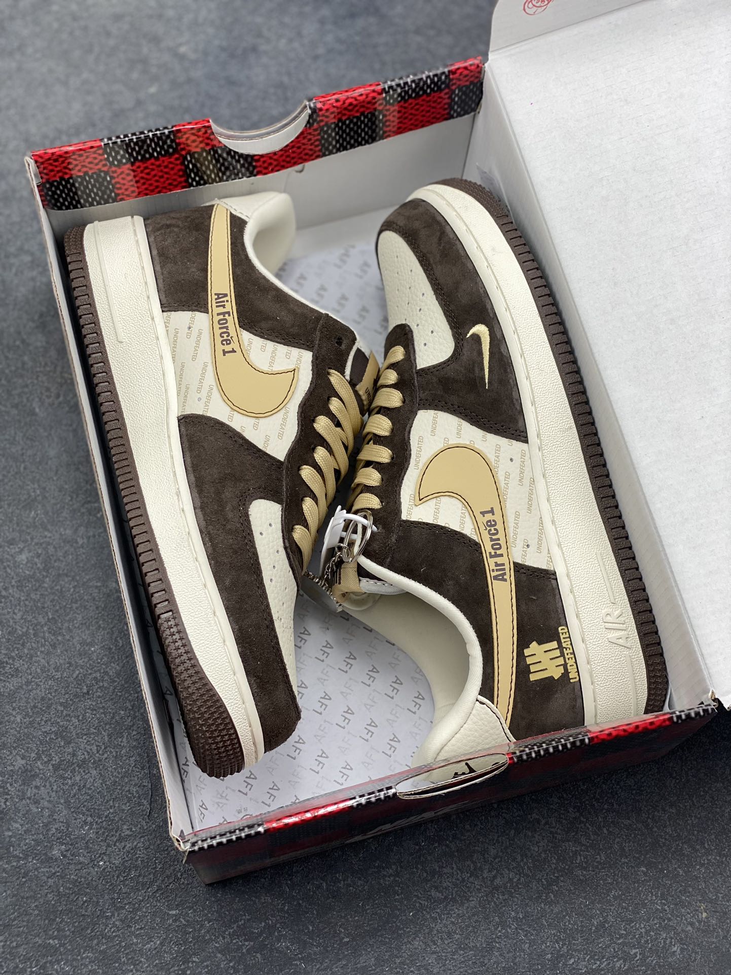 图片[9]-爆款限量发售 Nike Air Force 1 Low 与 UNDEFEATED 的定制/主打棕白+金色的麂皮拼接设计，鞋身带有UNDEFEATED的经典五道杠标识“undefined联名—— 白棕麂皮” 高端定制 低帮休闲板鞋 定制鞋盒 大厂纯原品质出货 超高清洁度 皮料切割干净无任何毛边 细节完美 货号：KD1688-001 尺码：36 36.5 37.5 38 38.5 39 40 40.5 41 42 42.5 43 44 44.5 45-选品中心
