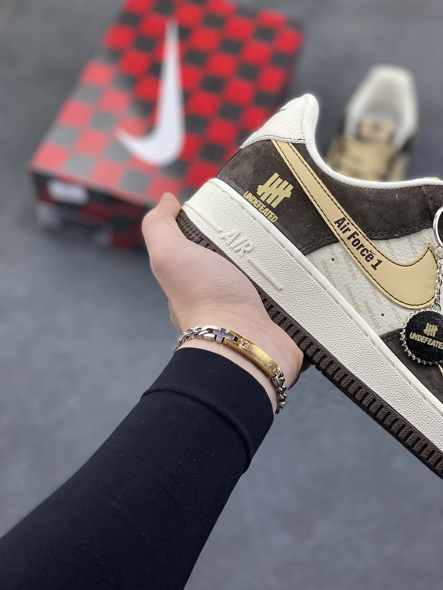 图片[6]-爆款限量发售 Nike Air Force 1 Low 与 UNDEFEATED 的定制/主打棕白+金色的麂皮拼接设计，鞋身带有UNDEFEATED的经典五道杠标识“undefined联名—— 白棕麂皮” 高端定制 低帮休闲板鞋 定制鞋盒 大厂纯原品质出货 超高清洁度 皮料切割干净无任何毛边 细节完美 货号：KD1688-001 尺码：36 36.5 37.5 38 38.5 39 40 40.5 41 42 42.5 43 44 44.5 45-选品中心