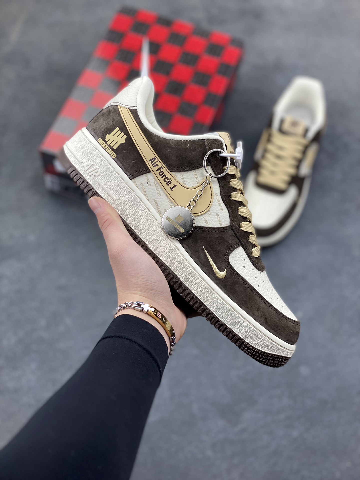 爆款限量发售 Nike Air Force 1 Low 与 UNDEFEATED 的定制/主打棕白+金色的麂皮拼接设计，鞋身带有UNDEFEATED的经典五道杠标识“undefined联名—— 白棕麂皮” 高端定制 低帮休闲板鞋 定制鞋盒 大厂纯原品质出货 超高清洁度 皮料切割干净无任何毛边 细节完美 货号：KD1688-001 尺码：36 36.5 37.5 38 38.5 39 40 40.5 41 42 42.5 43 44 44.5 45-选品中心