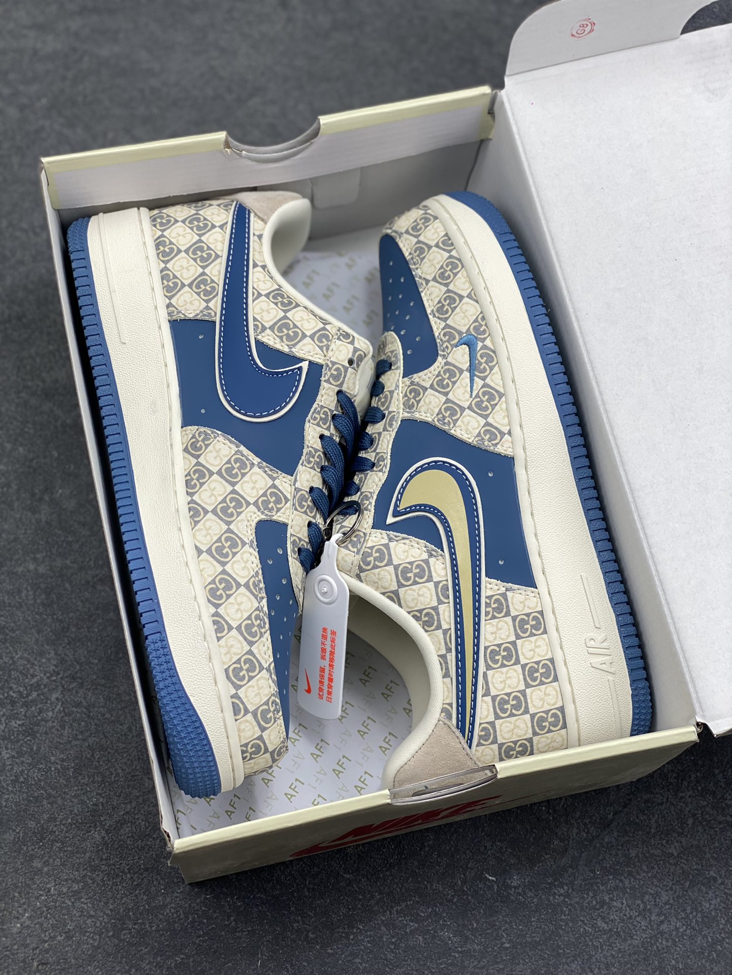 图片[9]-当经典的 Air Force 1 Low 遇上复古老花棋盘格，深海蓝的皮质拼接搭配米金色 Swoosh 勾边，瞬间拉满复古格调。从鞋头到鞋跟的细节雕琢，将老花元素与街头潮流完美融合，米白中底搭配藏蓝外底的撞色设计，不仅踩出舒适脚感，更让每一步都自带复古美学滤镜。无论是日常穿搭还是街头出片，这双 AF1 都能成为造型里的点睛之笔，把小众质感与经典款的魅力狠狠拿捏。货号：XL1979-127-选品中心