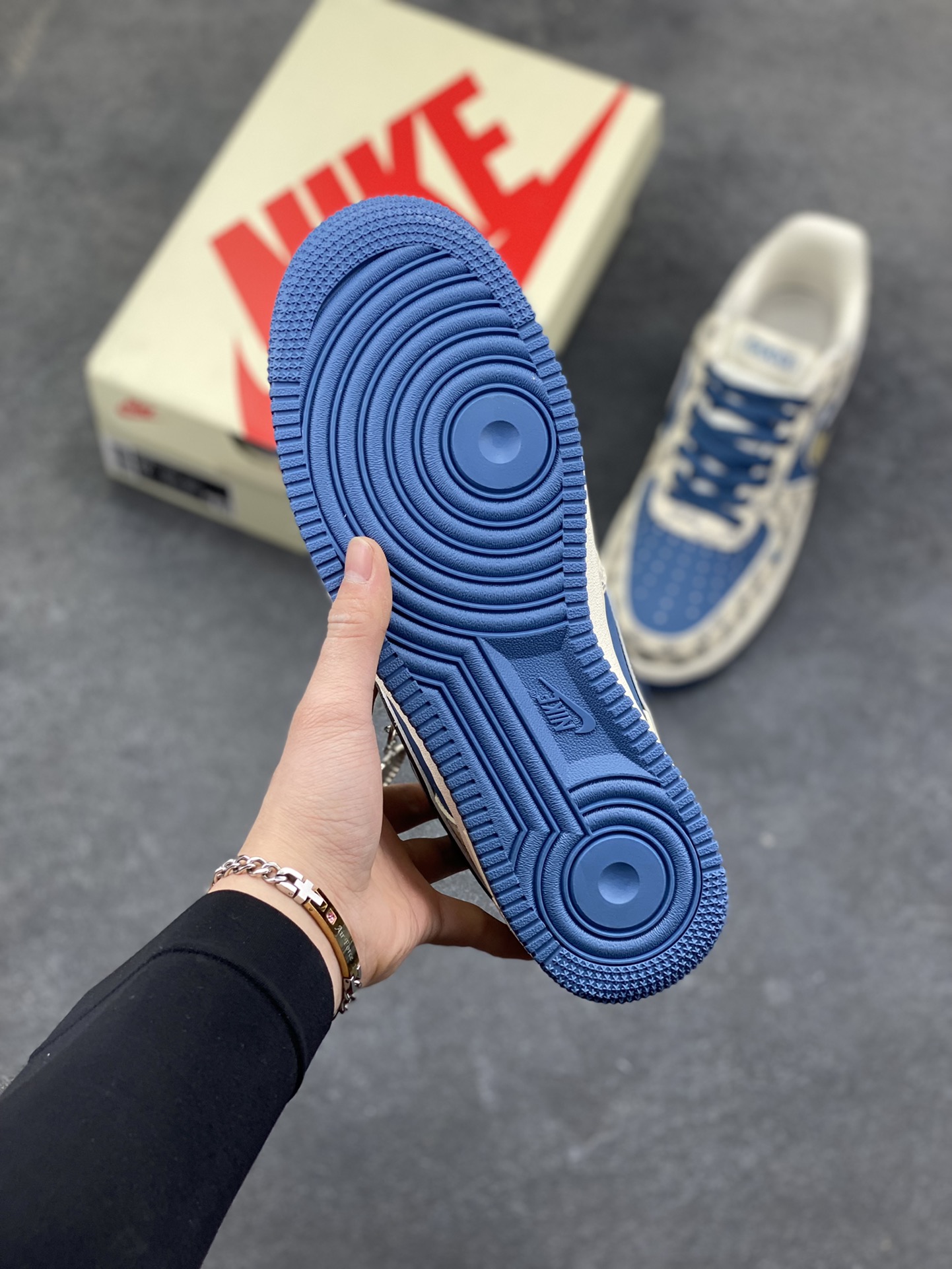 图片[5]-当经典的 Air Force 1 Low 遇上复古老花棋盘格，深海蓝的皮质拼接搭配米金色 Swoosh 勾边，瞬间拉满复古格调。从鞋头到鞋跟的细节雕琢，将老花元素与街头潮流完美融合，米白中底搭配藏蓝外底的撞色设计，不仅踩出舒适脚感，更让每一步都自带复古美学滤镜。无论是日常穿搭还是街头出片，这双 AF1 都能成为造型里的点睛之笔，把小众质感与经典款的魅力狠狠拿捏。货号：XL1979-127-选品中心